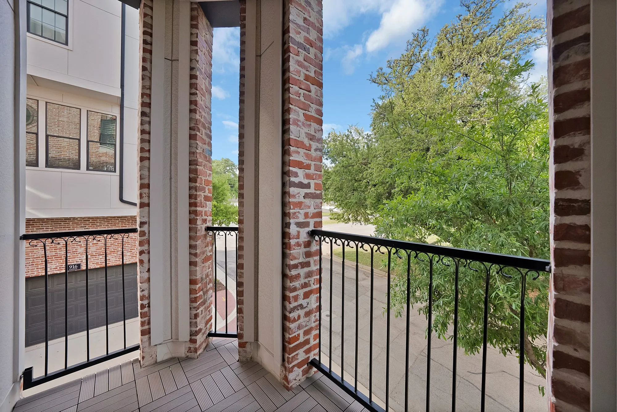 Townhouse For Sale in Tarrant County , 406 Mills Street, Fort Worth, Texas 76102, 3 Bedrooms, 4 Bathrooms, 2 Garage spaces, 2,308 Sqft, built in 2016, Price $790,000, mls#21265956, Real Estate Agent in Fort Worth, Homes For Sale in Tarrant county, Homes For Sale in Fort Worth, Realtor in Fort Worth Texas, Real Estate Brokerage Independent Realty Texas, Luminita Cordes Realtor