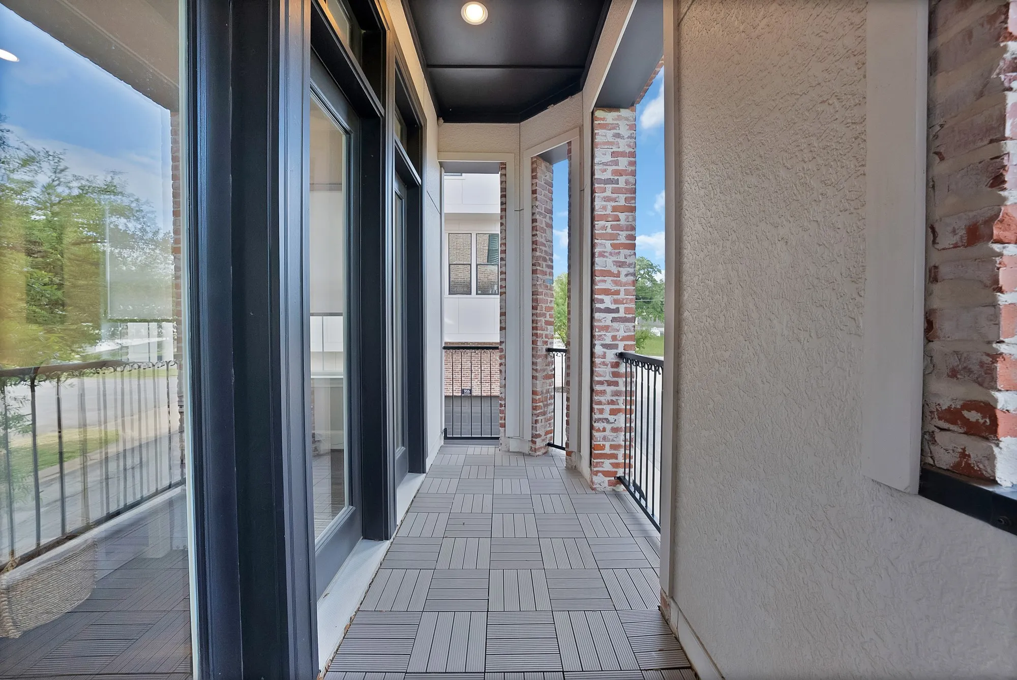 Townhouse For Sale in Tarrant County , 406 Mills Street, Fort Worth, Texas 76102, 3 Bedrooms, 4 Bathrooms, 2 Garage spaces, 2,308 Sqft, built in 2016, Price $790,000, mls#21265956, Real Estate Agent in Fort Worth, Homes For Sale in Tarrant county, Homes For Sale in Fort Worth, Realtor in Fort Worth Texas, Real Estate Brokerage Independent Realty Texas, Luminita Cordes Realtor