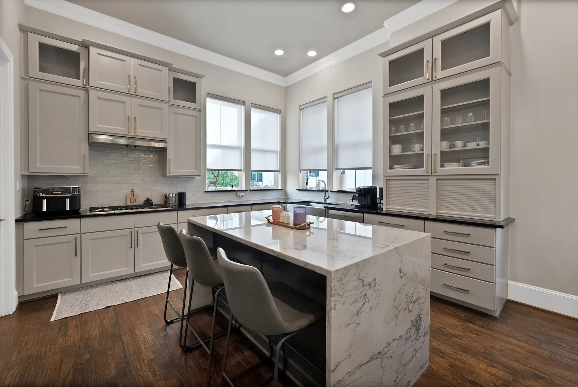 Townhouse For Sale in Tarrant County , 406 Mills Street, Fort Worth, Texas 76102, 3 Bedrooms, 4 Bathrooms, 2 Garage spaces, 2,308 Sqft, built in 2016, Price $790,000, mls#21265956, Real Estate Agent in Fort Worth, Homes For Sale in Tarrant county, Homes For Sale in Fort Worth, Realtor in Fort Worth Texas, Real Estate Brokerage Independent Realty Texas, Luminita Cordes Realtor
