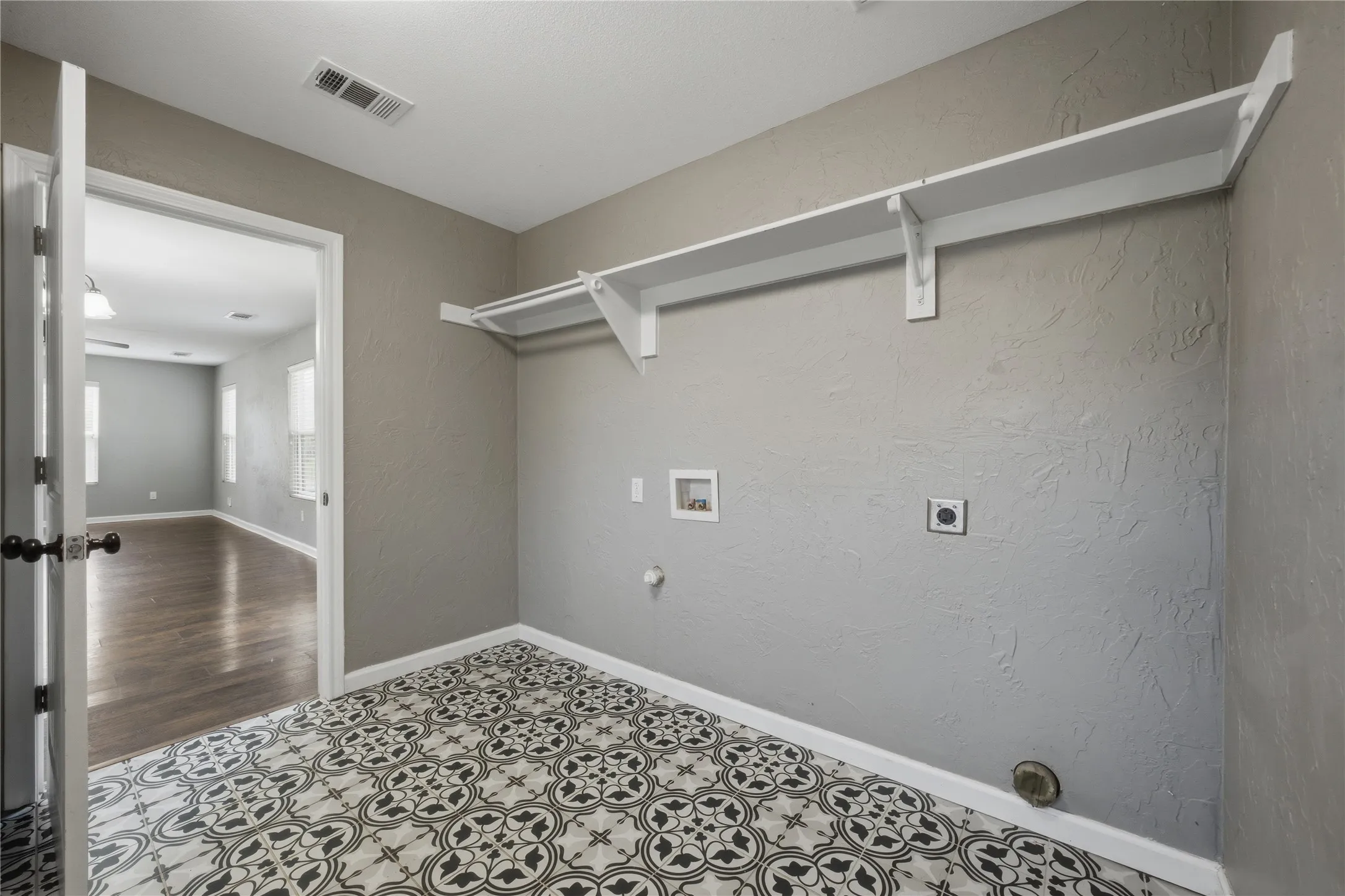 Single Family Residence For Sale in Kaufman County , 505 S 5th Street, Crandall, Texas 75114, 3 Bedrooms, 2 Bathrooms, Garage spaces, 1,360 Sqft, built in 1975, Price $214,000, mls#21263328, Real Estate Agent in Crandall, Homes For Sale in Kaufman county, Homes For Sale in Crandall, Realtor in Crandall Texas, Real Estate Brokerage Independent Realty Texas, Luminita Cordes Realtor