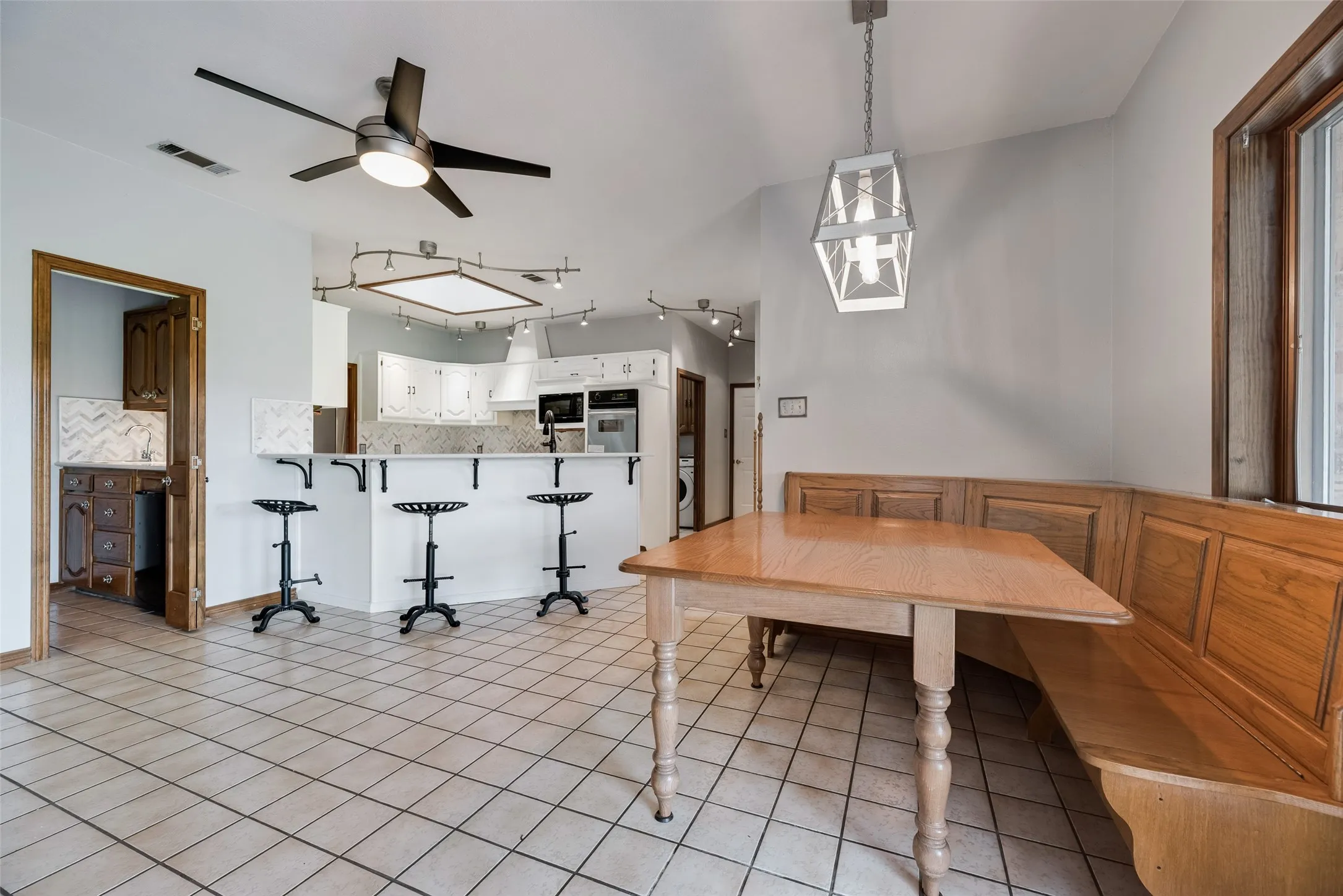 Farm For Sale in Hunt County , 1040 County Road 3505, Quinlan, Texas 75474, 5 Bedroom, 5 Bathroom, 5 Garage spaces, 4,045 Sqft, built in 1989, mls#21254771, Real Estate Agent in Quinlan, Homes For Sale in Hunt county, Homes For Sale in Quinlan, Realtor in Quinlan Texas, Real Estate Brokerage Independent Realty Texas, Luminita Cordes Realtor