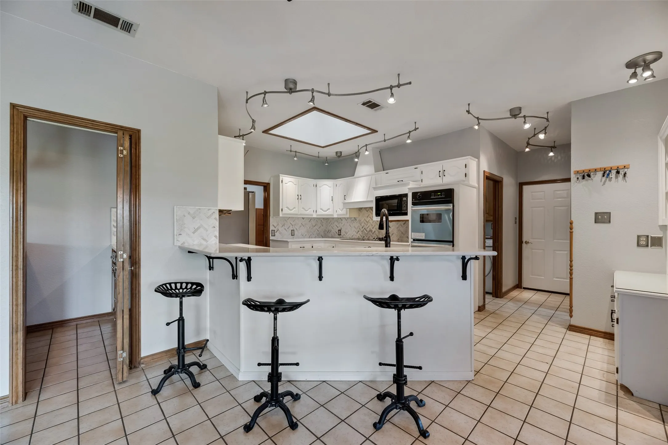 Farm For Sale in Hunt County , 1040 County Road 3505, Quinlan, Texas 75474, 5 Bedroom, 5 Bathroom, 5 Garage spaces, 4,045 Sqft, built in 1989, mls#21254771, Real Estate Agent in Quinlan, Homes For Sale in Hunt county, Homes For Sale in Quinlan, Realtor in Quinlan Texas, Real Estate Brokerage Independent Realty Texas, Luminita Cordes Realtor