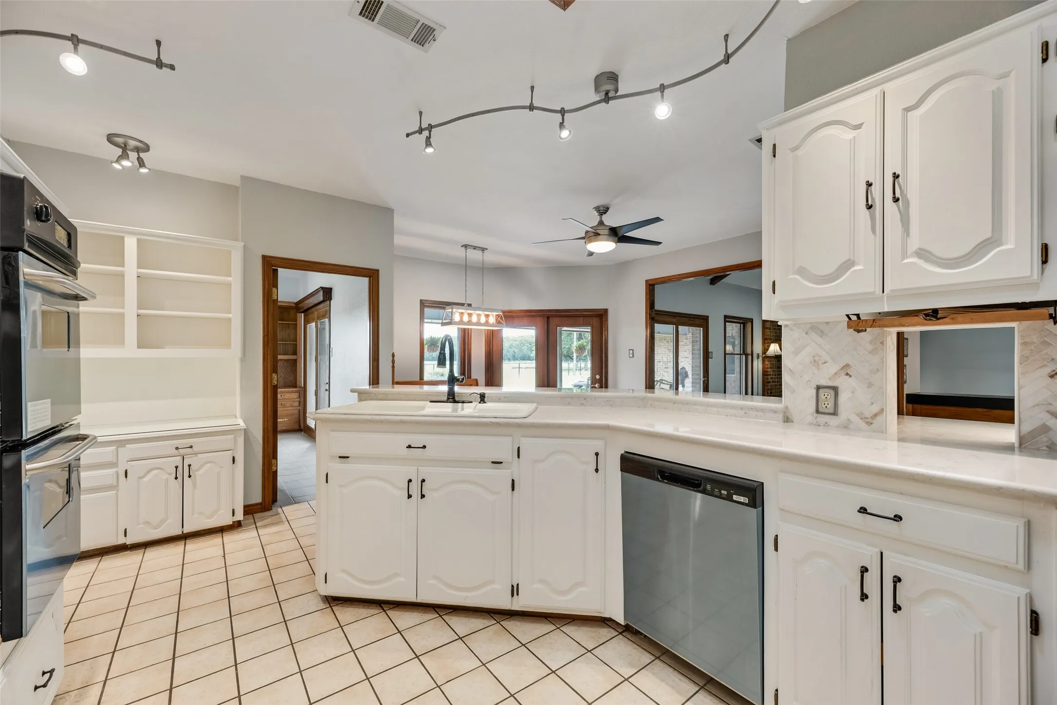 Farm For Sale in Hunt County , 1040 County Road 3505, Quinlan, Texas 75474, 5 Bedroom, 5 Bathroom, 5 Garage spaces, 4,045 Sqft, built in 1989, mls#21254771, Real Estate Agent in Quinlan, Homes For Sale in Hunt county, Homes For Sale in Quinlan, Realtor in Quinlan Texas, Real Estate Brokerage Independent Realty Texas, Luminita Cordes Realtor