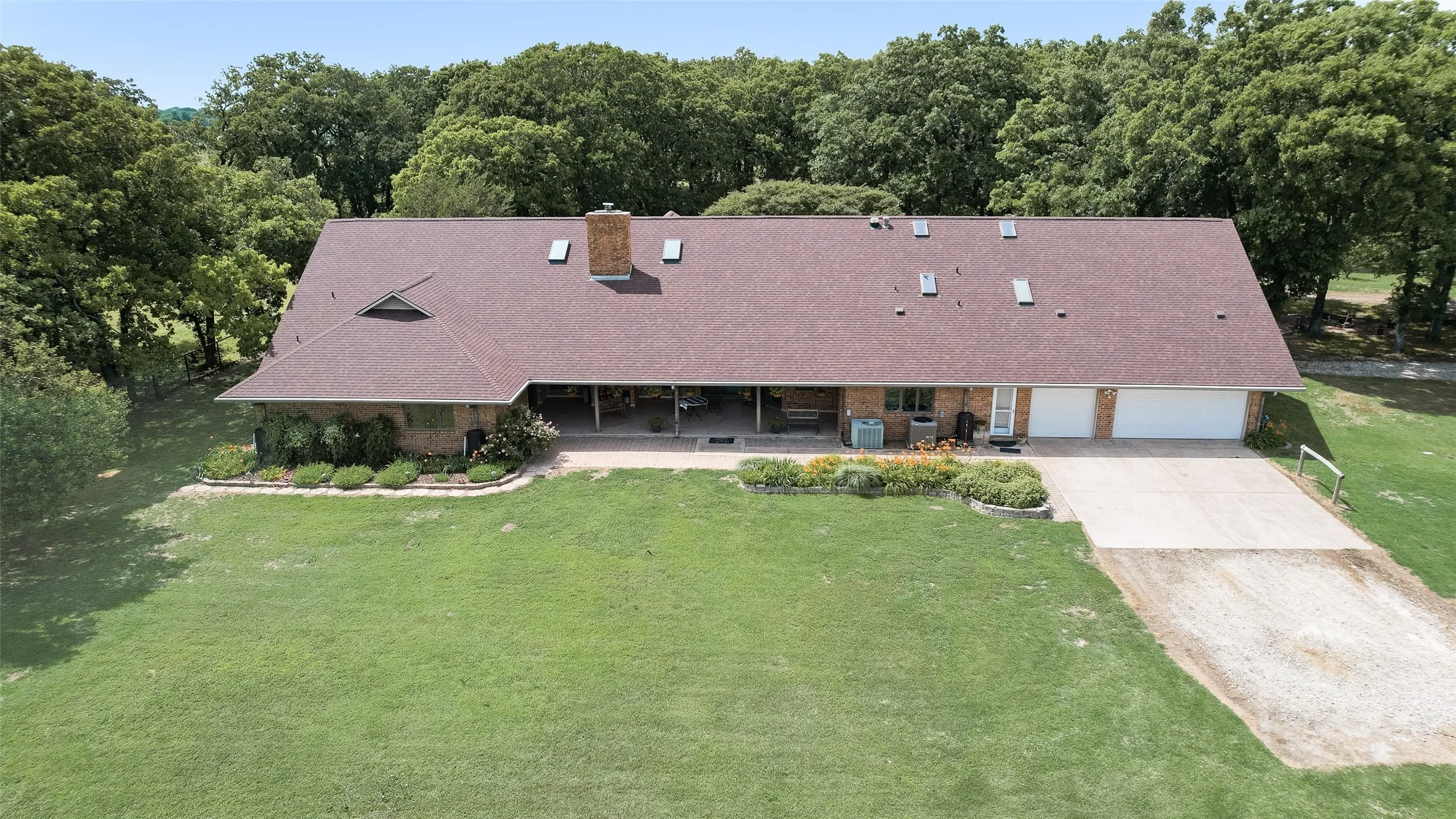 Farm For Sale in Hunt County , 1040 County Road 3505, Quinlan, Texas 75474, 5 Bedroom, 5 Bathroom, 5 Garage spaces, 4,045 Sqft, built in 1989, mls#21254771, Real Estate Agent in Quinlan, Homes For Sale in Hunt county, Homes For Sale in Quinlan, Realtor in Quinlan Texas, Real Estate Brokerage Independent Realty Texas, Luminita Cordes Realtor