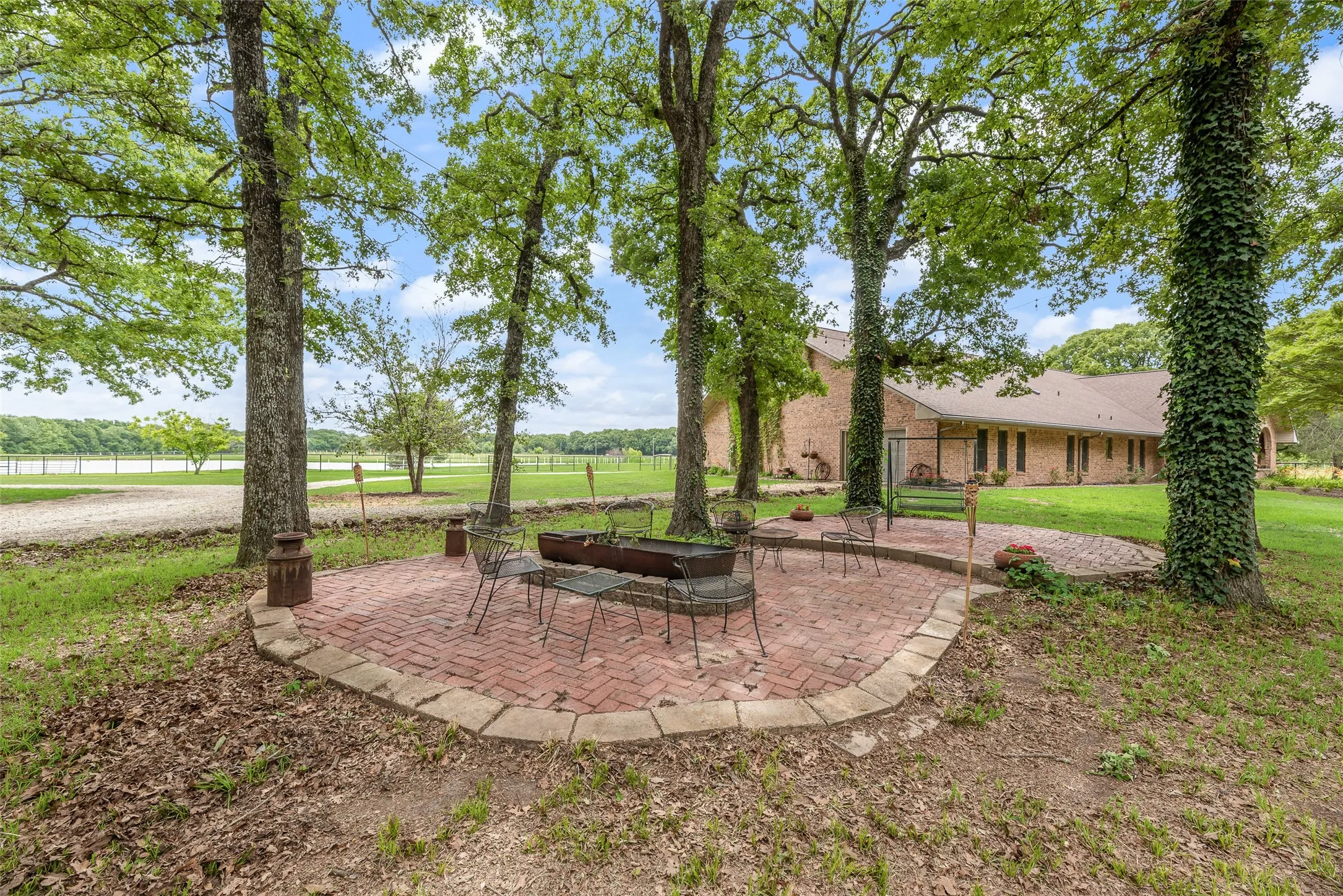 Farm For Sale in Hunt County , 1040 County Road 3505, Quinlan, Texas 75474, 5 Bedroom, 5 Bathroom, 5 Garage spaces, 4,045 Sqft, built in 1989, mls#21254771, Real Estate Agent in Quinlan, Homes For Sale in Hunt county, Homes For Sale in Quinlan, Realtor in Quinlan Texas, Real Estate Brokerage Independent Realty Texas, Luminita Cordes Realtor