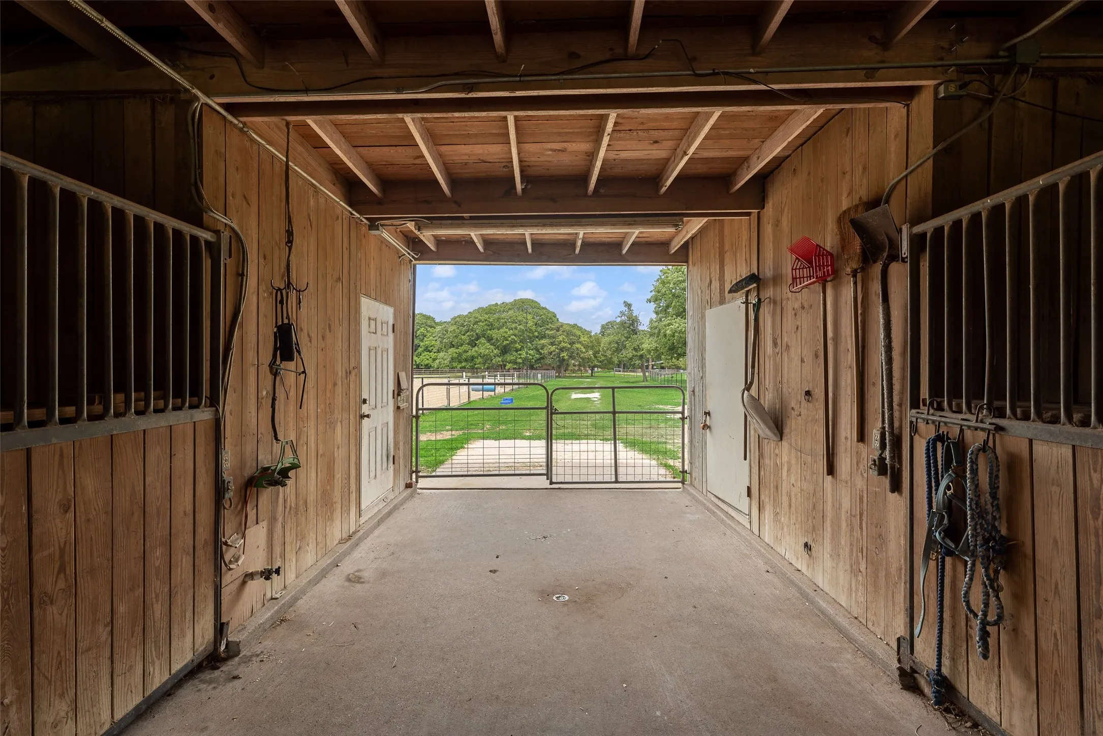 Farm For Sale in Hunt County , 1040 County Road 3505, Quinlan, Texas 75474, 5 Bedroom, 5 Bathroom, 5 Garage spaces, 4,045 Sqft, built in 1989, mls#21254771, Real Estate Agent in Quinlan, Homes For Sale in Hunt county, Homes For Sale in Quinlan, Realtor in Quinlan Texas, Real Estate Brokerage Independent Realty Texas, Luminita Cordes Realtor