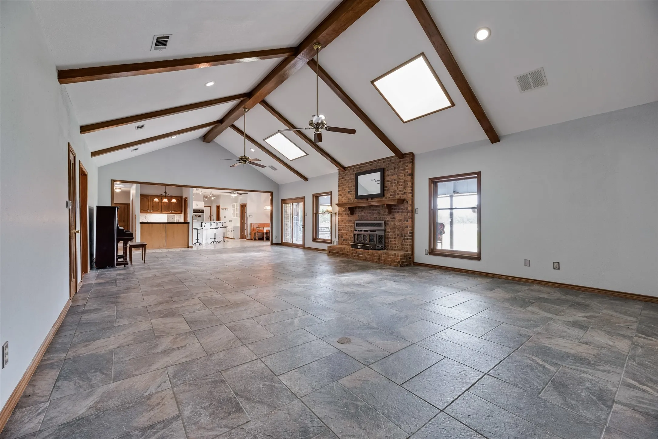 Farm For Sale in Hunt County , 1040 County Road 3505, Quinlan, Texas 75474, 5 Bedroom, 5 Bathroom, 5 Garage spaces, 4,045 Sqft, built in 1989, mls#21254771, Real Estate Agent in Quinlan, Homes For Sale in Hunt county, Homes For Sale in Quinlan, Realtor in Quinlan Texas, Real Estate Brokerage Independent Realty Texas, Luminita Cordes Realtor
