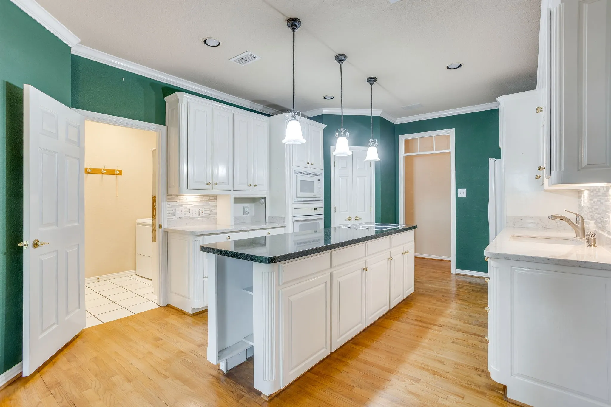 Single Family Residence For Sale in Hood County , 8707 S Monticello Circle, Granbury, Texas 76049, 4 Bedrooms, 3 Bathrooms, 2 Garage spaces, 2,412 Sqft, built in 1997, Price $375,000, mls#21262819, Real Estate Agent in Granbury, Homes For Sale in Hood county, Homes For Sale in Granbury, Realtor in Granbury Texas, Real Estate Brokerage Independent Realty Texas, Luminita Cordes Realtor