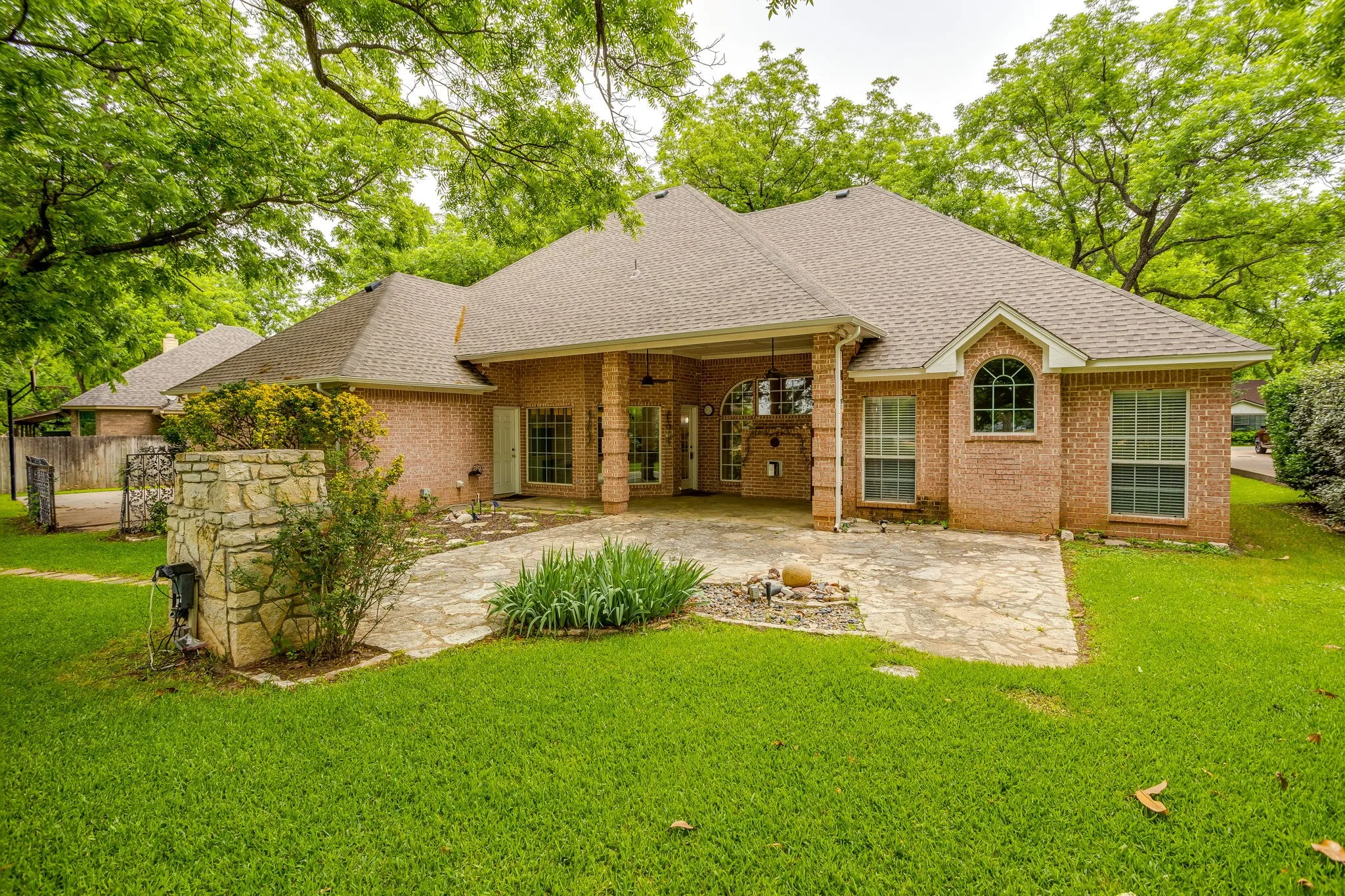 Single Family Residence For Sale in Hood County , 8707 S Monticello Circle, Granbury, Texas 76049, 4 Bedrooms, 3 Bathrooms, 2 Garage spaces, 2,412 Sqft, built in 1997, Price $375,000, mls#21262819, Real Estate Agent in Granbury, Homes For Sale in Hood county, Homes For Sale in Granbury, Realtor in Granbury Texas, Real Estate Brokerage Independent Realty Texas, Luminita Cordes Realtor