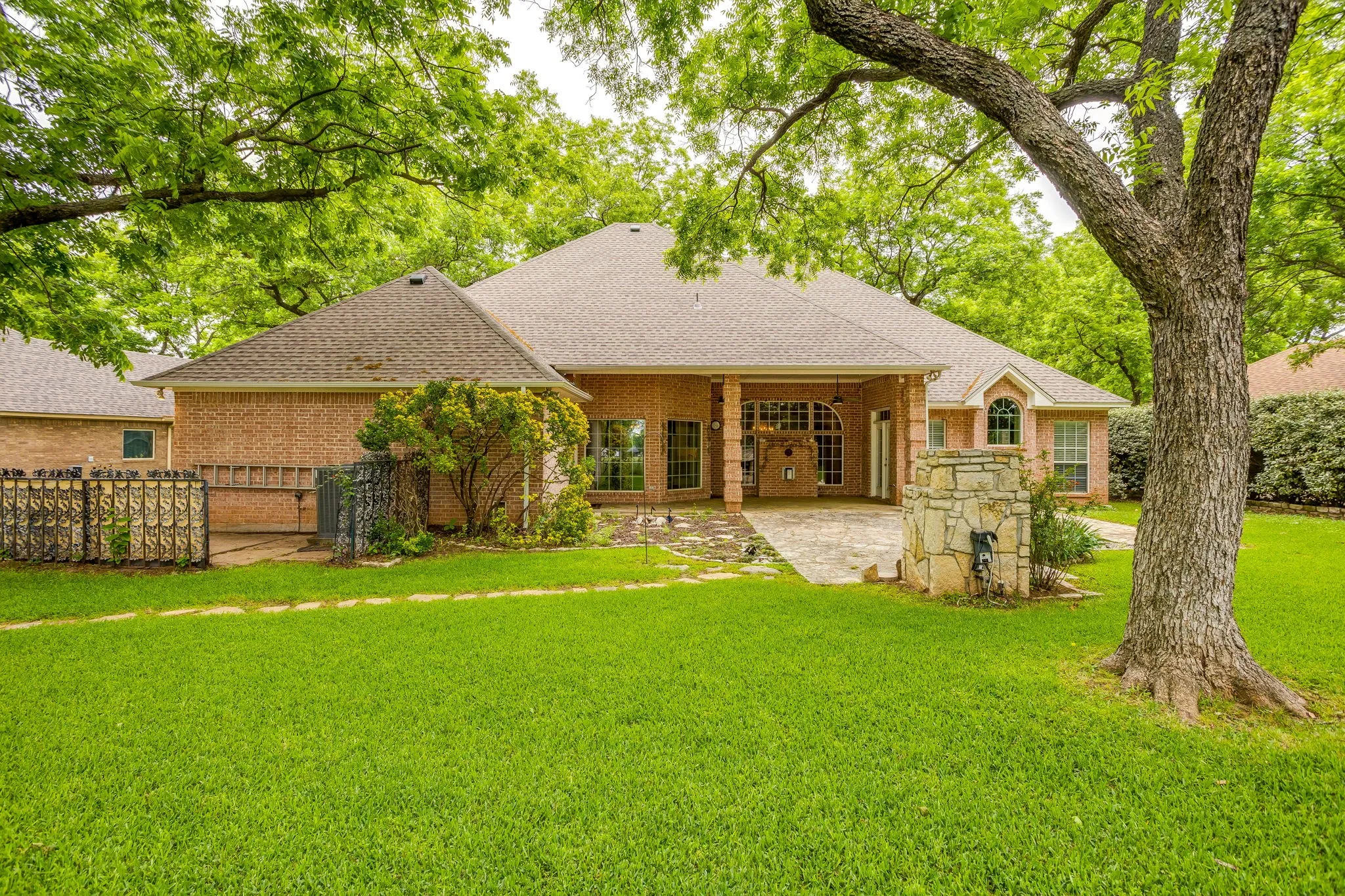 Single Family Residence For Sale in Hood County , 8707 S Monticello Circle, Granbury, Texas 76049, 4 Bedrooms, 3 Bathrooms, 2 Garage spaces, 2,412 Sqft, built in 1997, Price $375,000, mls#21262819, Real Estate Agent in Granbury, Homes For Sale in Hood county, Homes For Sale in Granbury, Realtor in Granbury Texas, Real Estate Brokerage Independent Realty Texas, Luminita Cordes Realtor