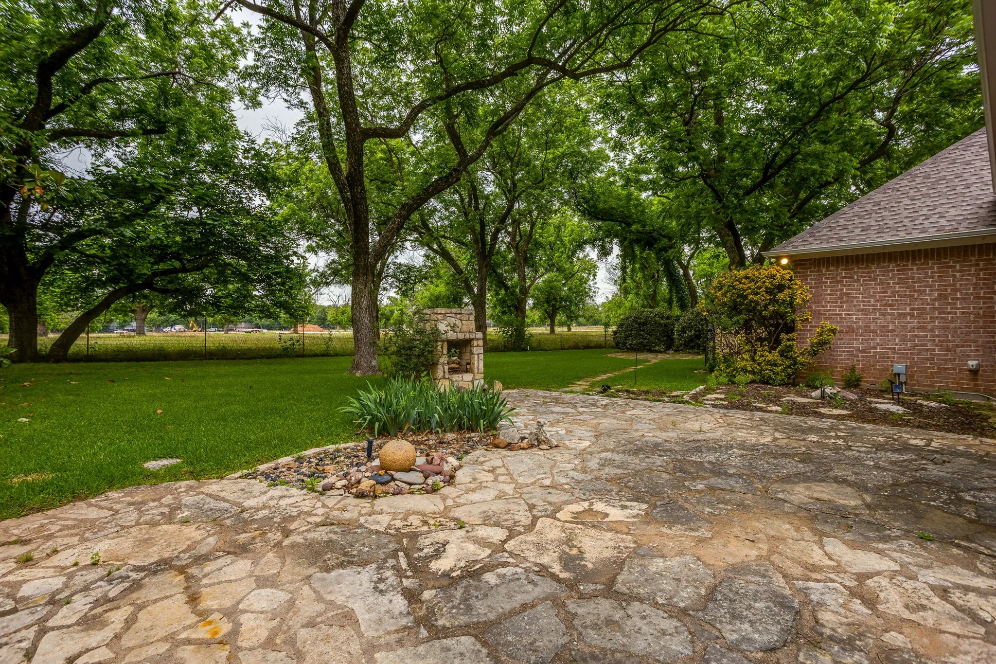Single Family Residence For Sale in Hood County , 8707 S Monticello Circle, Granbury, Texas 76049, 4 Bedrooms, 3 Bathrooms, 2 Garage spaces, 2,412 Sqft, built in 1997, Price $375,000, mls#21262819, Real Estate Agent in Granbury, Homes For Sale in Hood county, Homes For Sale in Granbury, Realtor in Granbury Texas, Real Estate Brokerage Independent Realty Texas, Luminita Cordes Realtor