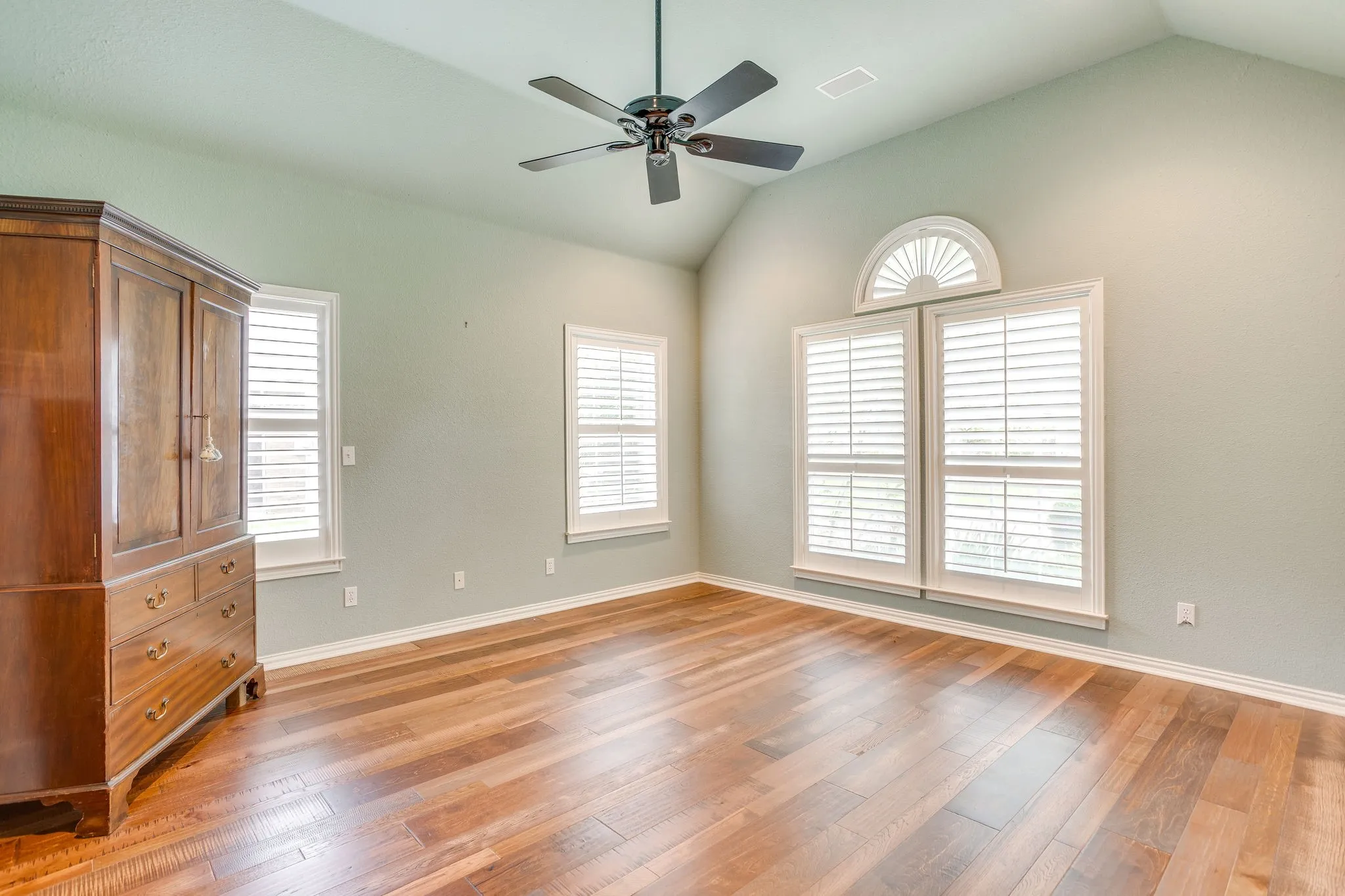 Single Family Residence For Sale in Hood County , 8707 S Monticello Circle, Granbury, Texas 76049, 4 Bedrooms, 3 Bathrooms, 2 Garage spaces, 2,412 Sqft, built in 1997, Price $375,000, mls#21262819, Real Estate Agent in Granbury, Homes For Sale in Hood county, Homes For Sale in Granbury, Realtor in Granbury Texas, Real Estate Brokerage Independent Realty Texas, Luminita Cordes Realtor