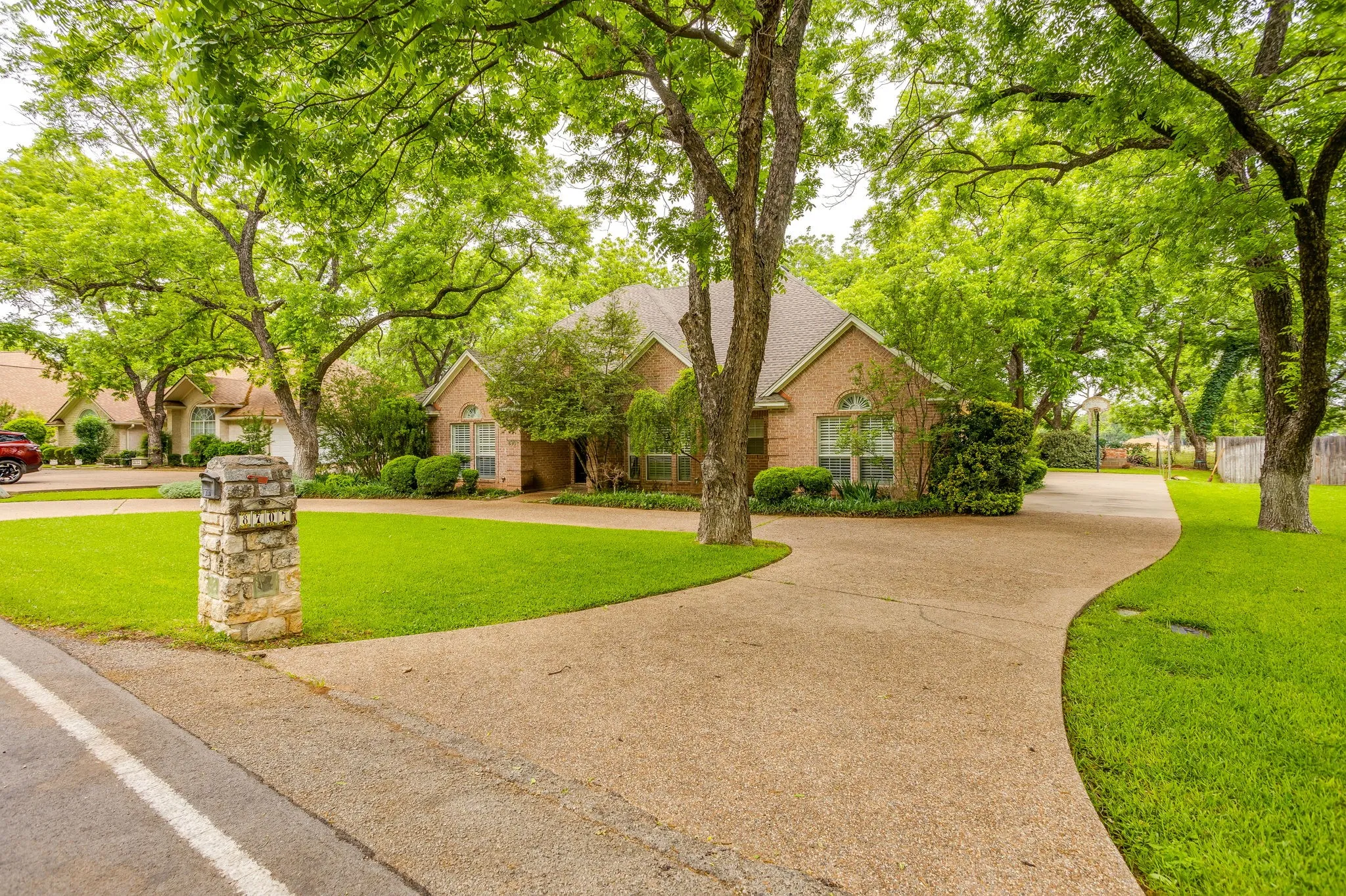 Single Family Residence For Sale in Hood County , 8707 S Monticello Circle, Granbury, Texas 76049, 4 Bedrooms, 3 Bathrooms, 2 Garage spaces, 2,412 Sqft, built in 1997, Price $375,000, mls#21262819, Real Estate Agent in Granbury, Homes For Sale in Hood county, Homes For Sale in Granbury, Realtor in Granbury Texas, Real Estate Brokerage Independent Realty Texas, Luminita Cordes Realtor