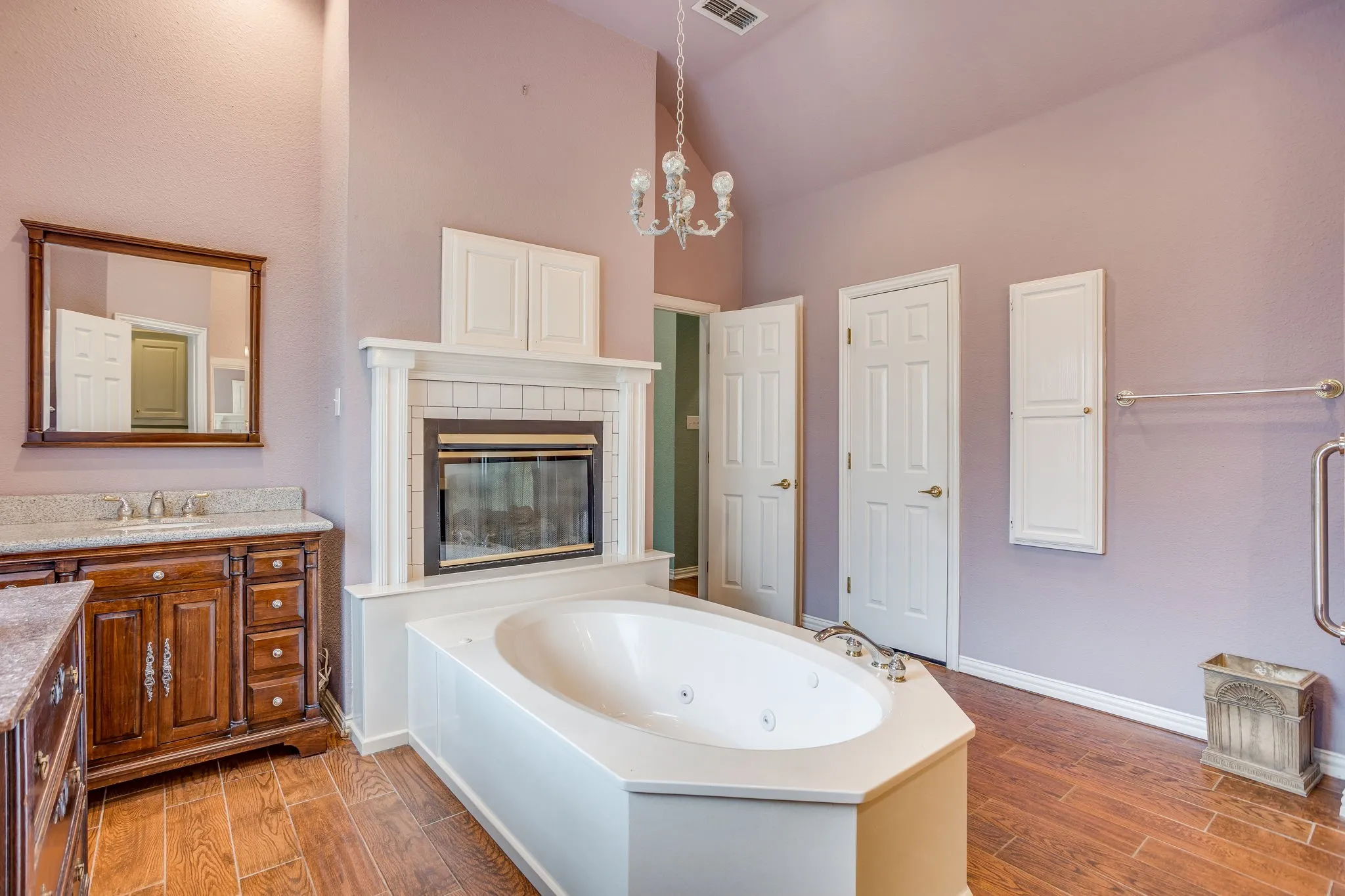 Single Family Residence For Sale in Hood County , 8707 S Monticello Circle, Granbury, Texas 76049, 4 Bedrooms, 3 Bathrooms, 2 Garage spaces, 2,412 Sqft, built in 1997, Price $375,000, mls#21262819, Real Estate Agent in Granbury, Homes For Sale in Hood county, Homes For Sale in Granbury, Realtor in Granbury Texas, Real Estate Brokerage Independent Realty Texas, Luminita Cordes Realtor