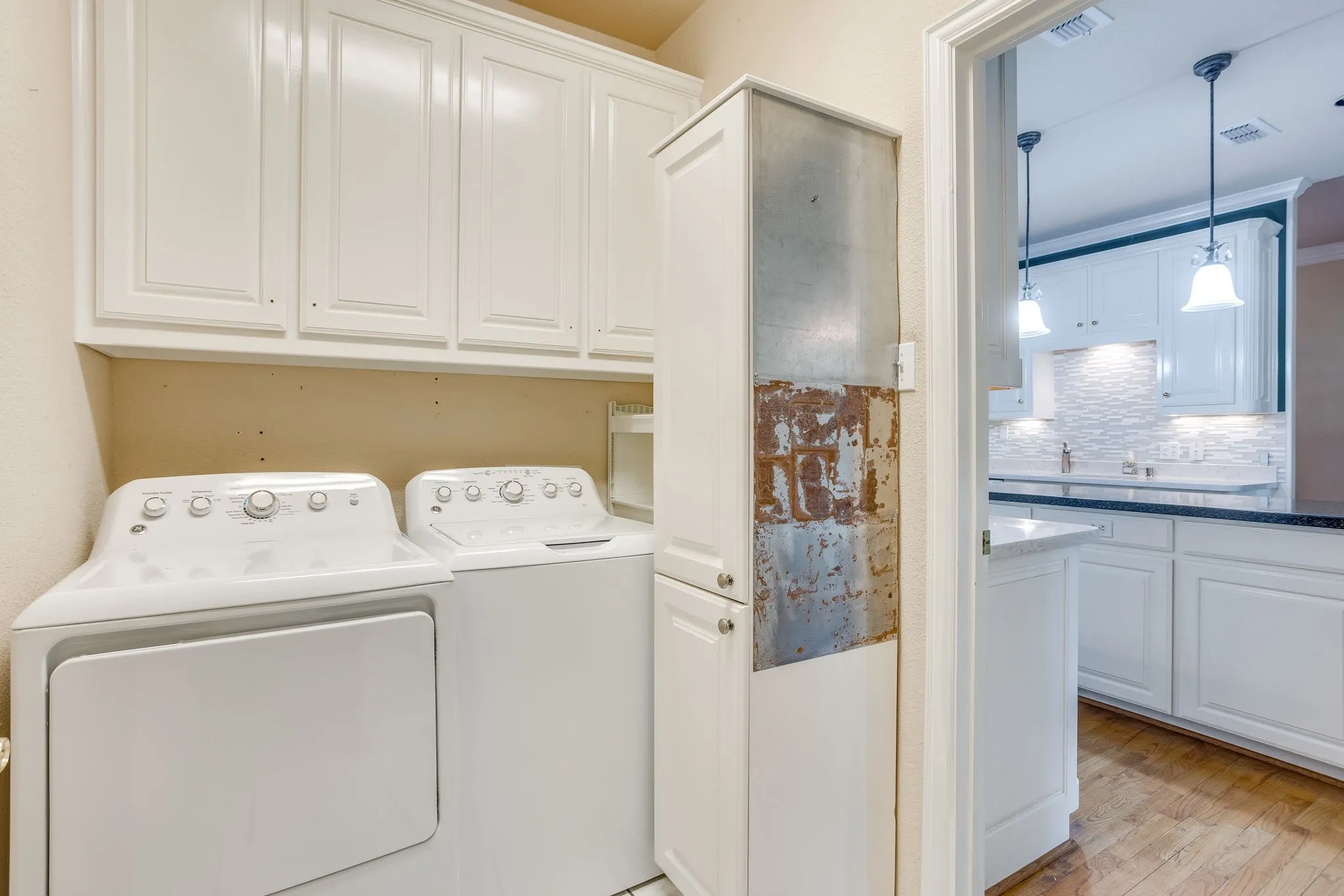 Single Family Residence For Sale in Hood County , 8707 S Monticello Circle, Granbury, Texas 76049, 4 Bedrooms, 3 Bathrooms, 2 Garage spaces, 2,412 Sqft, built in 1997, Price $375,000, mls#21262819, Real Estate Agent in Granbury, Homes For Sale in Hood county, Homes For Sale in Granbury, Realtor in Granbury Texas, Real Estate Brokerage Independent Realty Texas, Luminita Cordes Realtor