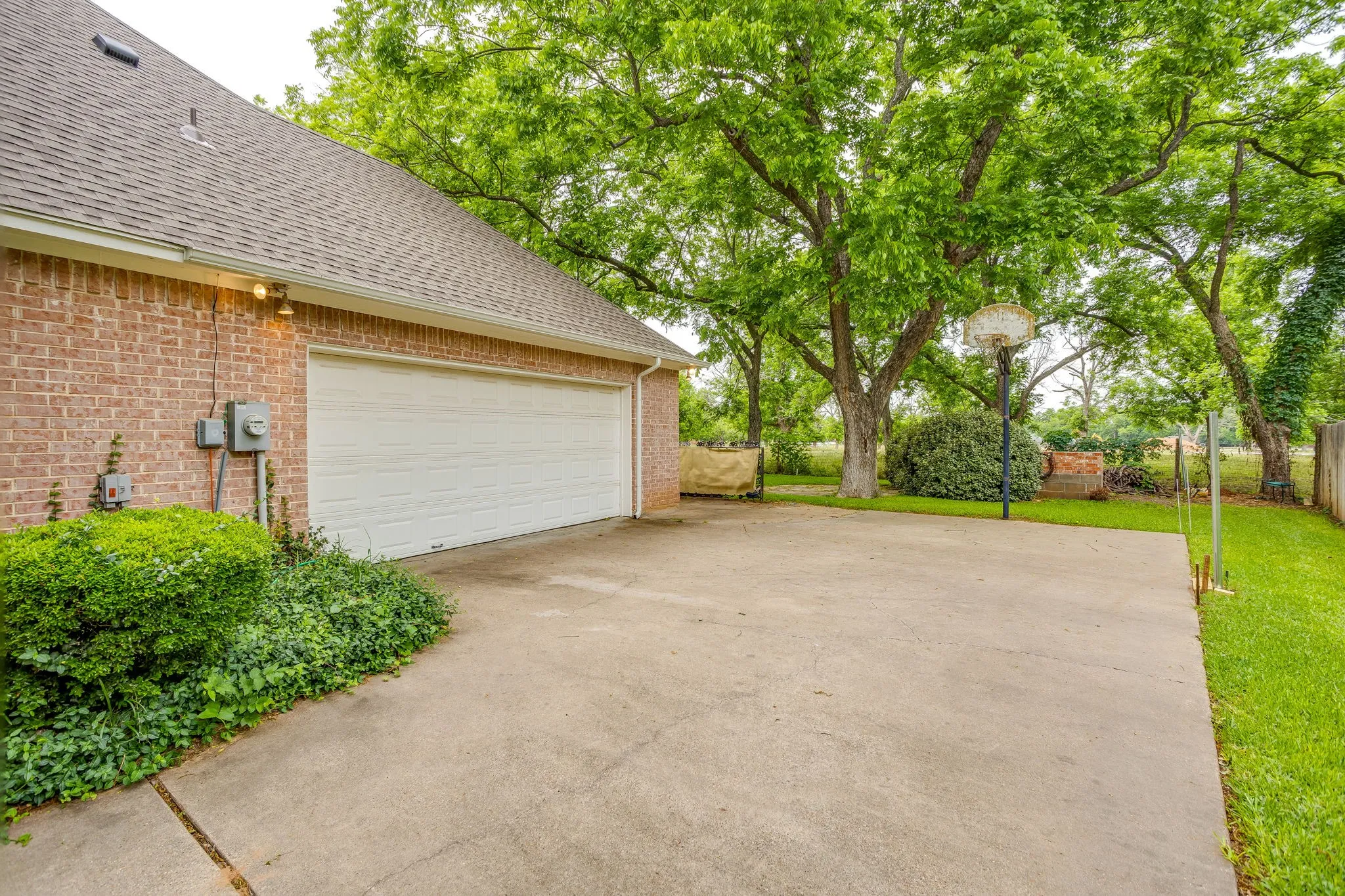 Single Family Residence For Sale in Hood County , 8707 S Monticello Circle, Granbury, Texas 76049, 4 Bedrooms, 3 Bathrooms, 2 Garage spaces, 2,412 Sqft, built in 1997, Price $375,000, mls#21262819, Real Estate Agent in Granbury, Homes For Sale in Hood county, Homes For Sale in Granbury, Realtor in Granbury Texas, Real Estate Brokerage Independent Realty Texas, Luminita Cordes Realtor