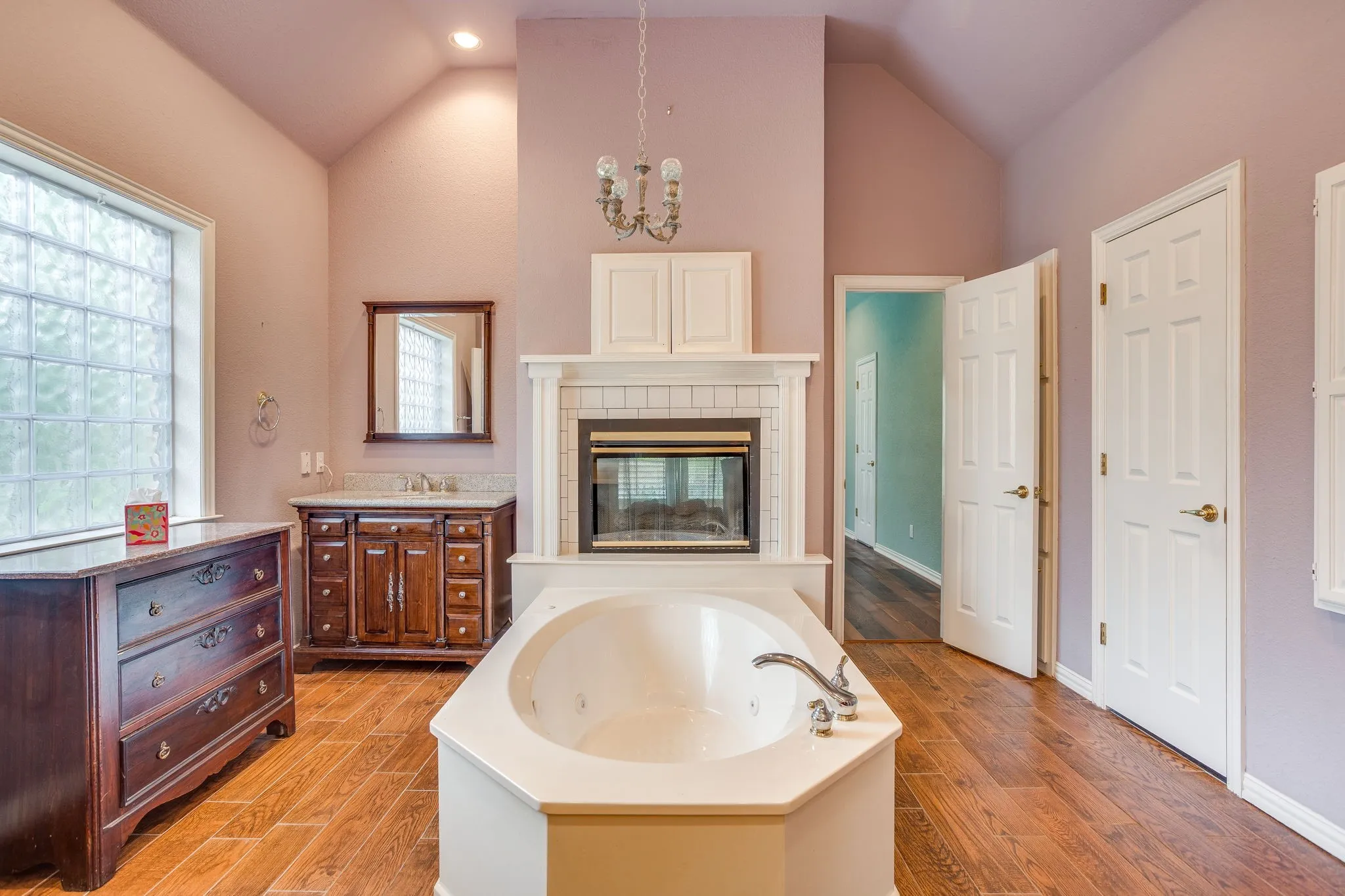 Single Family Residence For Sale in Hood County , 8707 S Monticello Circle, Granbury, Texas 76049, 4 Bedrooms, 3 Bathrooms, 2 Garage spaces, 2,412 Sqft, built in 1997, Price $375,000, mls#21262819, Real Estate Agent in Granbury, Homes For Sale in Hood county, Homes For Sale in Granbury, Realtor in Granbury Texas, Real Estate Brokerage Independent Realty Texas, Luminita Cordes Realtor
