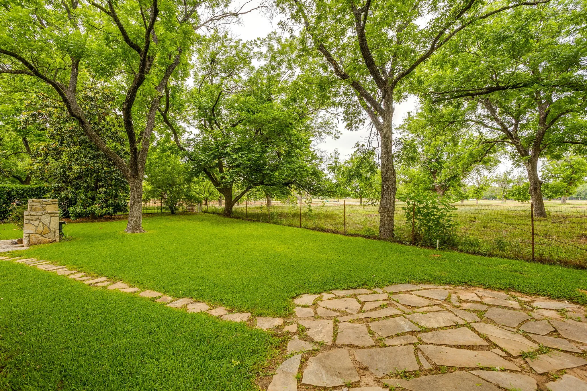 Single Family Residence For Sale in Hood County , 8707 S Monticello Circle, Granbury, Texas 76049, 4 Bedrooms, 3 Bathrooms, 2 Garage spaces, 2,412 Sqft, built in 1997, Price $375,000, mls#21262819, Real Estate Agent in Granbury, Homes For Sale in Hood county, Homes For Sale in Granbury, Realtor in Granbury Texas, Real Estate Brokerage Independent Realty Texas, Luminita Cordes Realtor