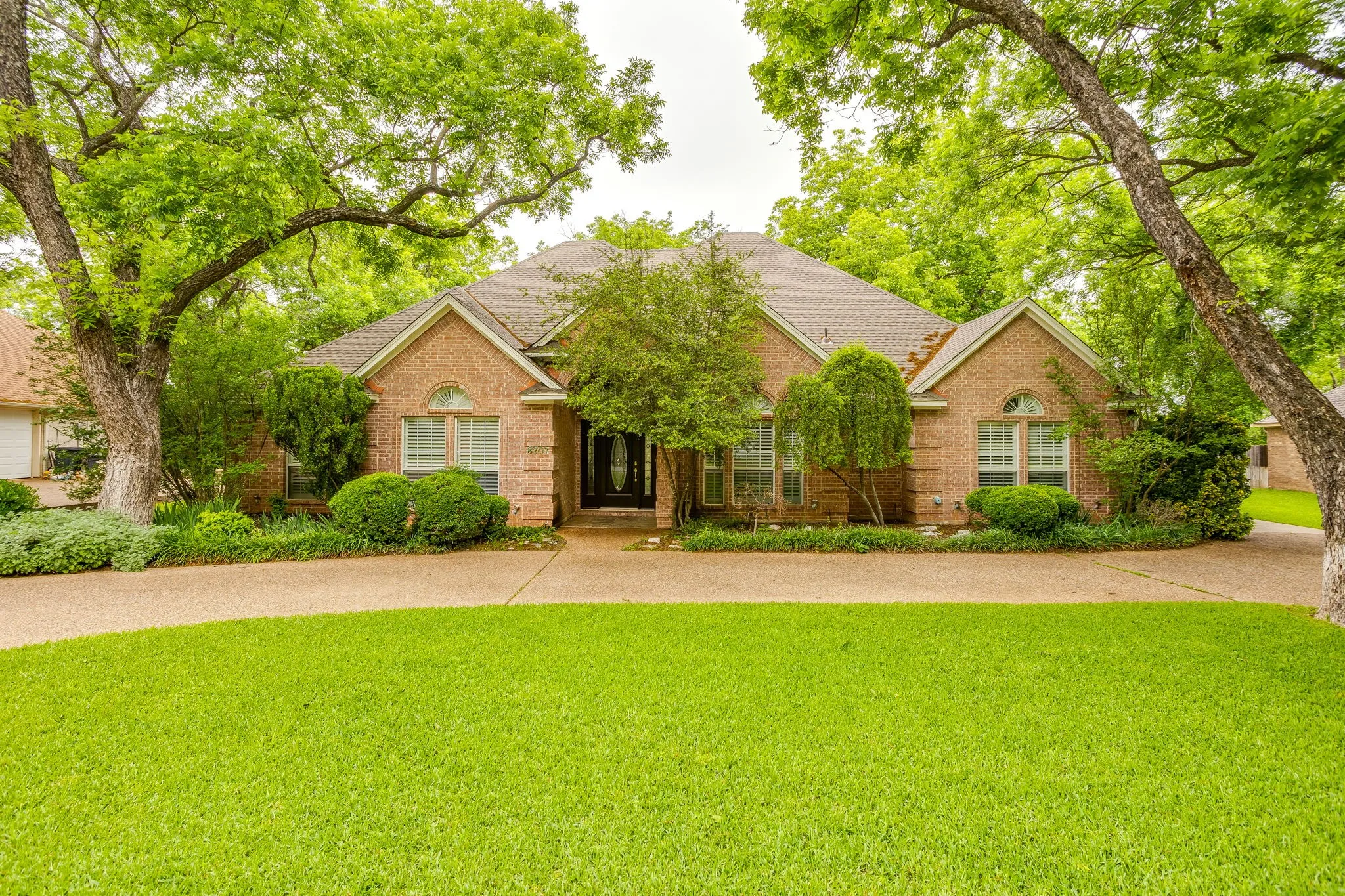 Single Family Residence For Sale in Hood County , 8707 S Monticello Circle, Granbury, Texas 76049, 4 Bedrooms, 3 Bathrooms, 2 Garage spaces, 2,412 Sqft, built in 1997, Price $375,000, mls#21262819, Real Estate Agent in Granbury, Homes For Sale in Hood county, Homes For Sale in Granbury, Realtor in Granbury Texas, Real Estate Brokerage Independent Realty Texas, Luminita Cordes Realtor