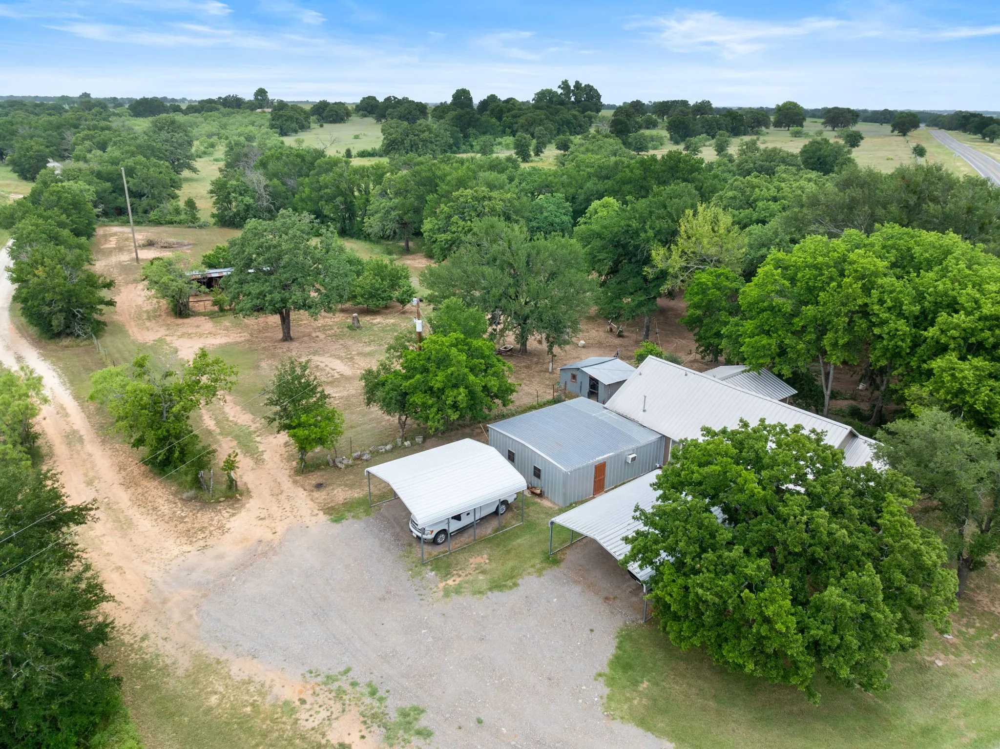 Single Family Residence For Sale in Comanche County , 1550 Highway 2318, De Leon, Texas 76444, 2 Bedroom, 1 Bathroom, Garage spaces, 1,008 Sqft, built in 1920, mls#21263326, Real Estate Agent in De Leon, Homes For Sale in Comanche county, Homes For Sale in De Leon, Realtor in De Leon Texas, Real Estate Brokerage Independent Realty Texas, Luminita Cordes Realtor