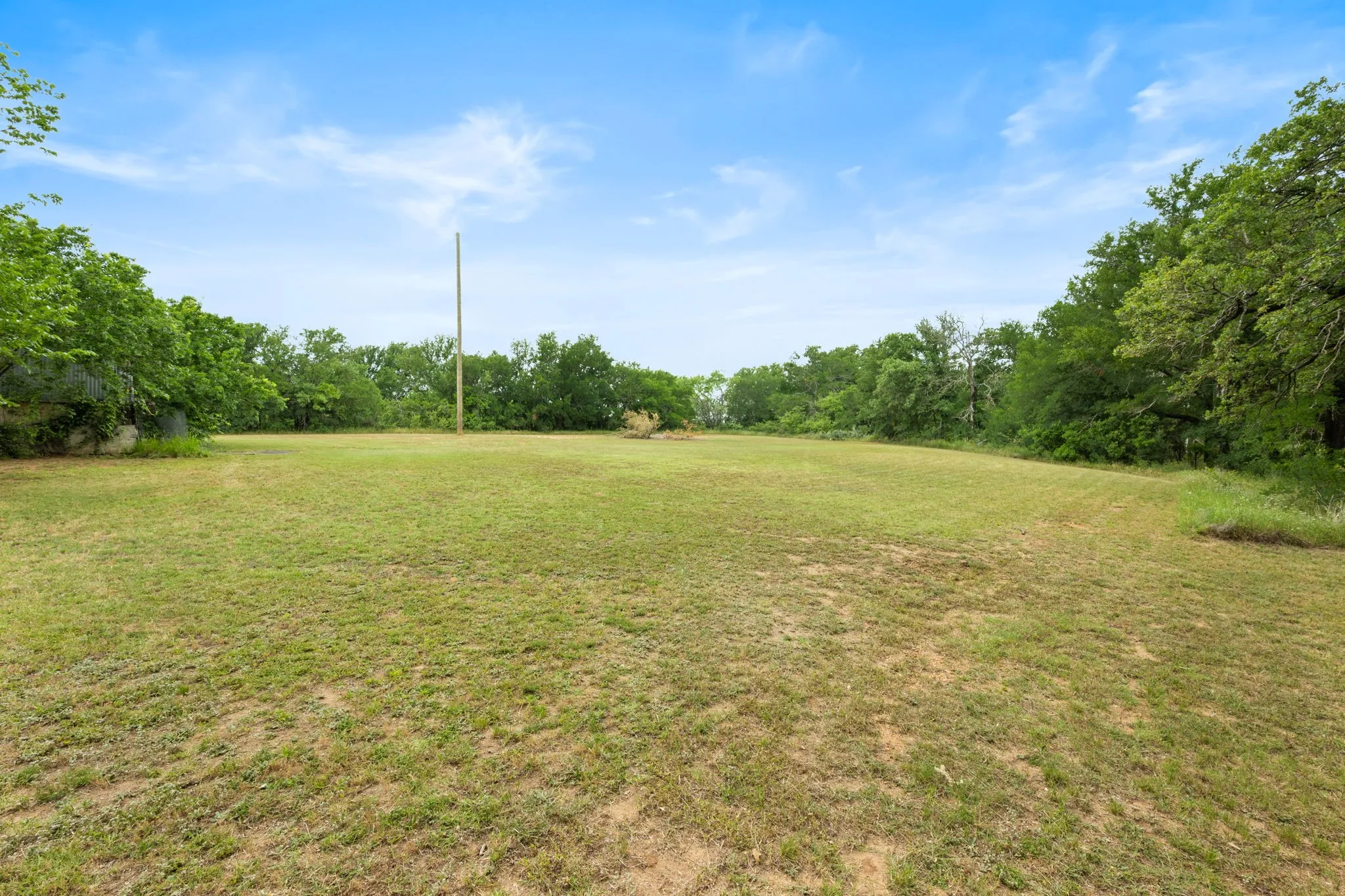 Single Family Residence For Sale in Comanche County , 1550 Highway 2318, De Leon, Texas 76444, 2 Bedroom, 1 Bathroom, Garage spaces, 1,008 Sqft, built in 1920, mls#21263326, Real Estate Agent in De Leon, Homes For Sale in Comanche county, Homes For Sale in De Leon, Realtor in De Leon Texas, Real Estate Brokerage Independent Realty Texas, Luminita Cordes Realtor