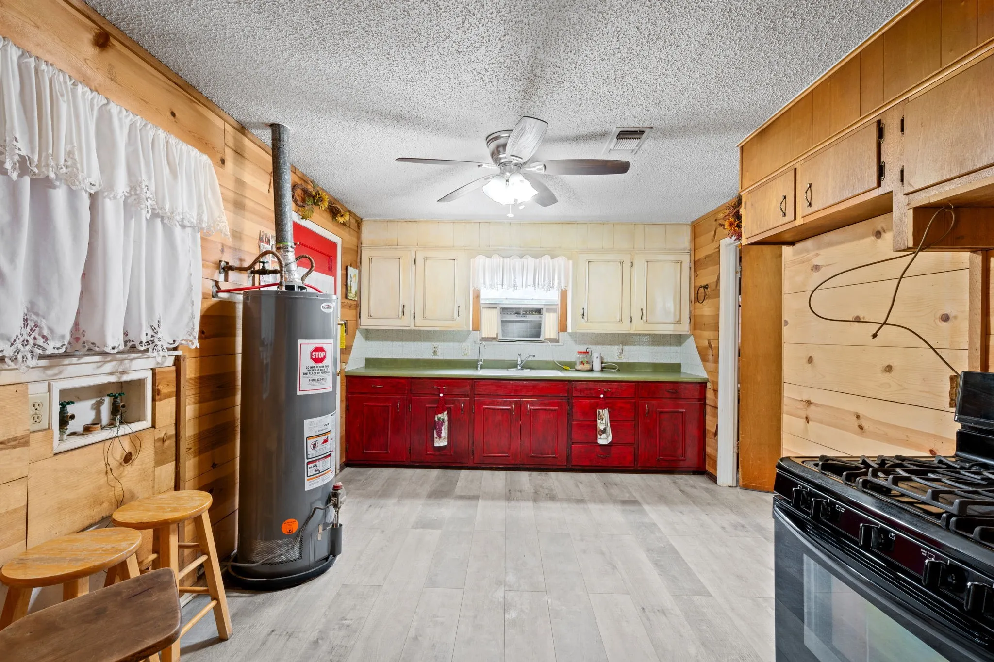Single Family Residence For Sale in Comanche County , 1550 Highway 2318, De Leon, Texas 76444, 2 Bedroom, 1 Bathroom, Garage spaces, 1,008 Sqft, built in 1920, mls#21263326, Real Estate Agent in De Leon, Homes For Sale in Comanche county, Homes For Sale in De Leon, Realtor in De Leon Texas, Real Estate Brokerage Independent Realty Texas, Luminita Cordes Realtor