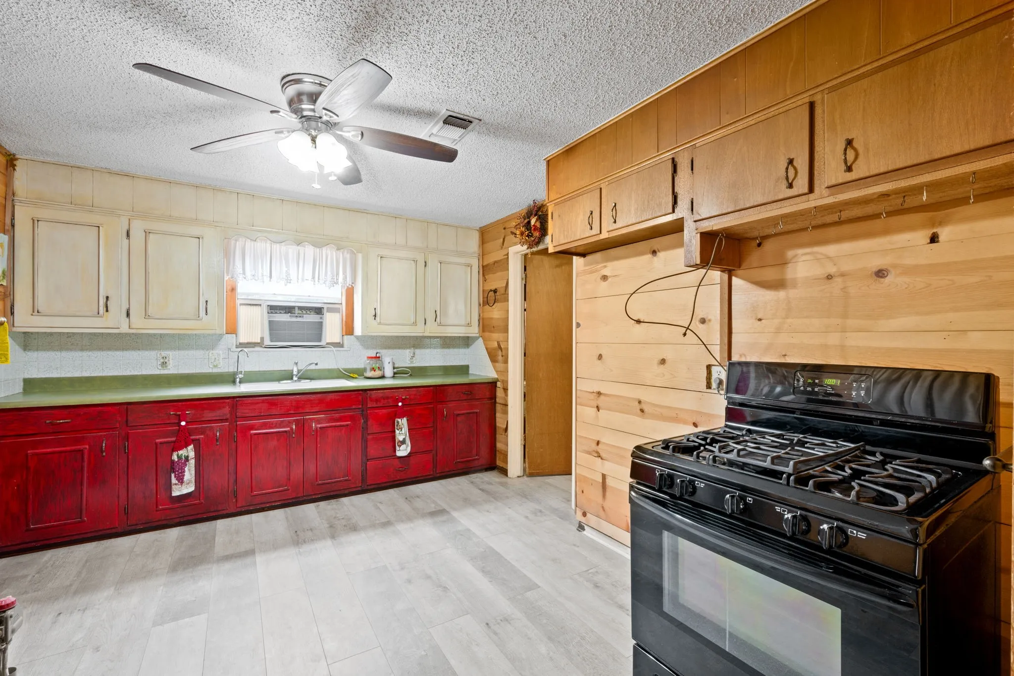 Single Family Residence For Sale in Comanche County , 1550 Highway 2318, De Leon, Texas 76444, 2 Bedroom, 1 Bathroom, Garage spaces, 1,008 Sqft, built in 1920, mls#21263326, Real Estate Agent in De Leon, Homes For Sale in Comanche county, Homes For Sale in De Leon, Realtor in De Leon Texas, Real Estate Brokerage Independent Realty Texas, Luminita Cordes Realtor