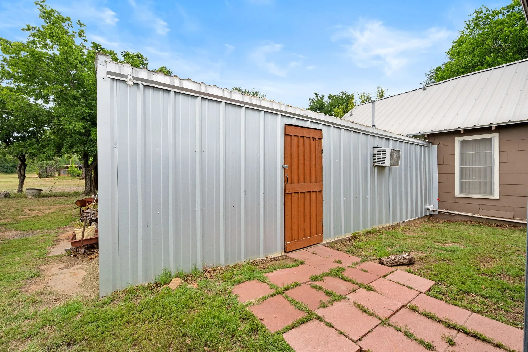 Single Family Residence For Sale in Comanche County , 1550 Highway 2318, De Leon, Texas 76444, 2 Bedroom, 1 Bathroom, Garage spaces, 1,008 Sqft, built in 1920, mls#21263326, Real Estate Agent in De Leon, Homes For Sale in Comanche county, Homes For Sale in De Leon, Realtor in De Leon Texas, Real Estate Brokerage Independent Realty Texas, Luminita Cordes Realtor