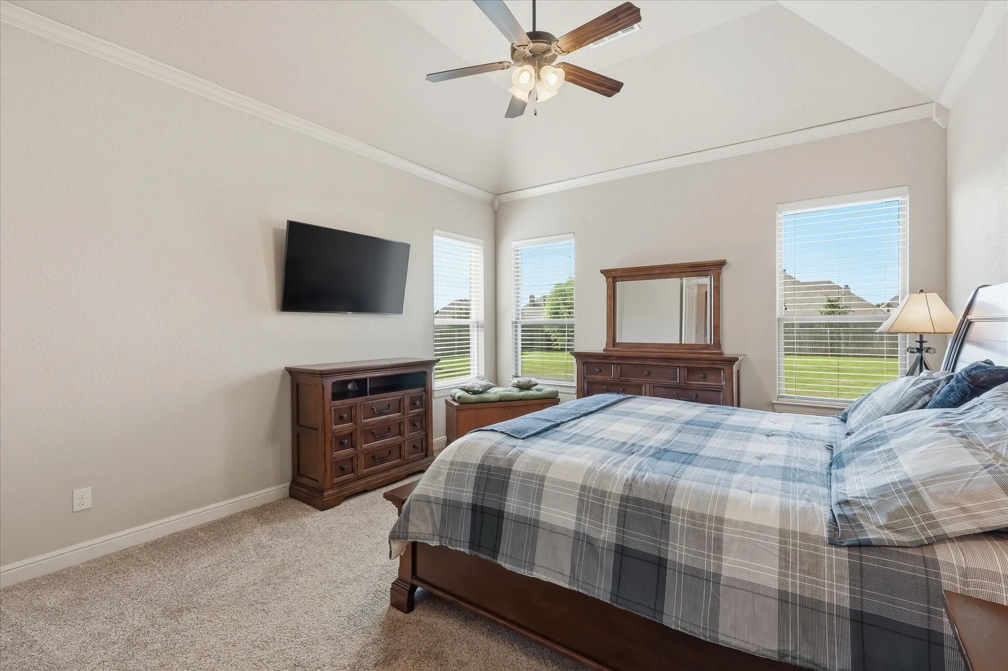 Vaulted ceiling with crown molding and ceiling fan