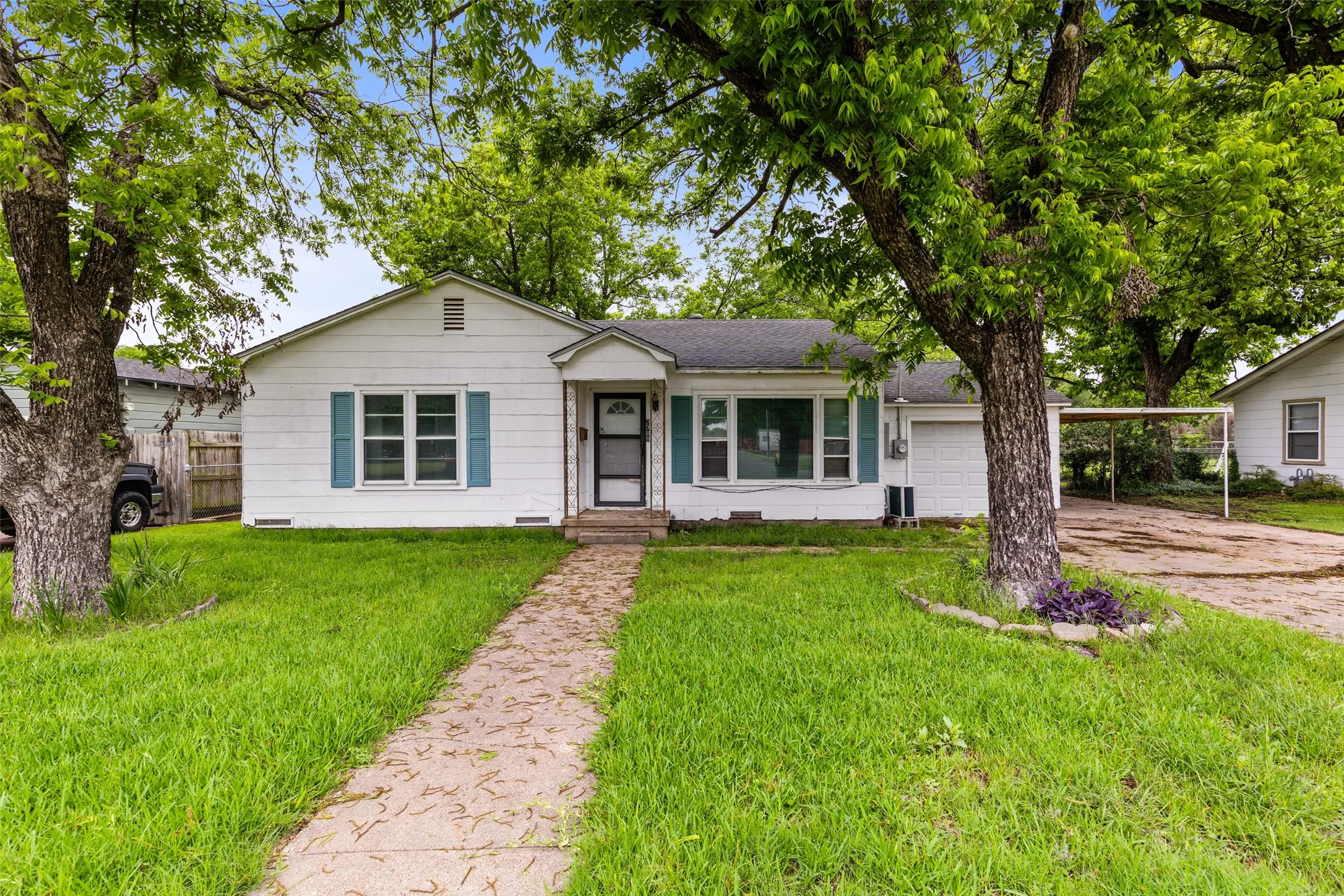 Single Family Residence For Sale in Mc Lennan County , 2700 Briarwood Lane, Bellmead, Texas 76705, 2 Bedroom, 1 Bathroom, 1 Garage spaces, 1,773 Sqft, built in 1957, mls#21263286, Real Estate Agent in Bellmead, Homes For Sale in Mc Lennan county, Homes For Sale in Bellmead, Realtor in Bellmead Texas, Real Estate Brokerage Independent Realty Texas, Luminita Cordes Realtor