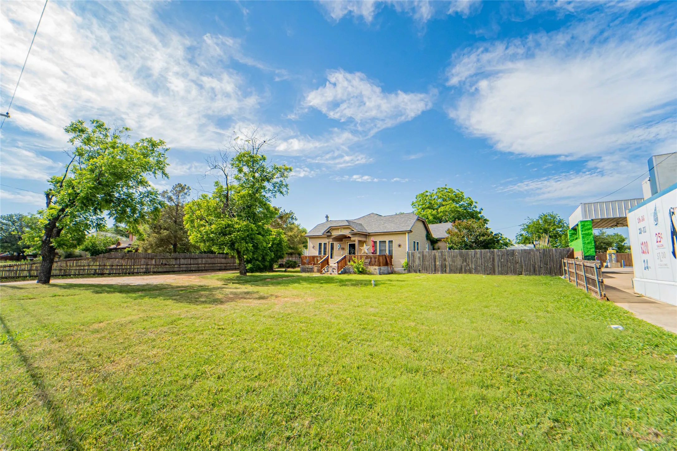 Single Family Residence For Sale in Stephens County , 1404 W Walker Street, Breckenridge, Texas 76424, 3 Bedroom, 2 Bathroom, 1 Garage spaces, 1,484 Sqft, built in 1941, mls#21262020, Real Estate Agent in Breckenridge, Homes For Sale in Stephens county, Homes For Sale in Breckenridge, Realtor in Breckenridge Texas, Real Estate Brokerage Independent Realty Texas, Luminita Cordes Realtor