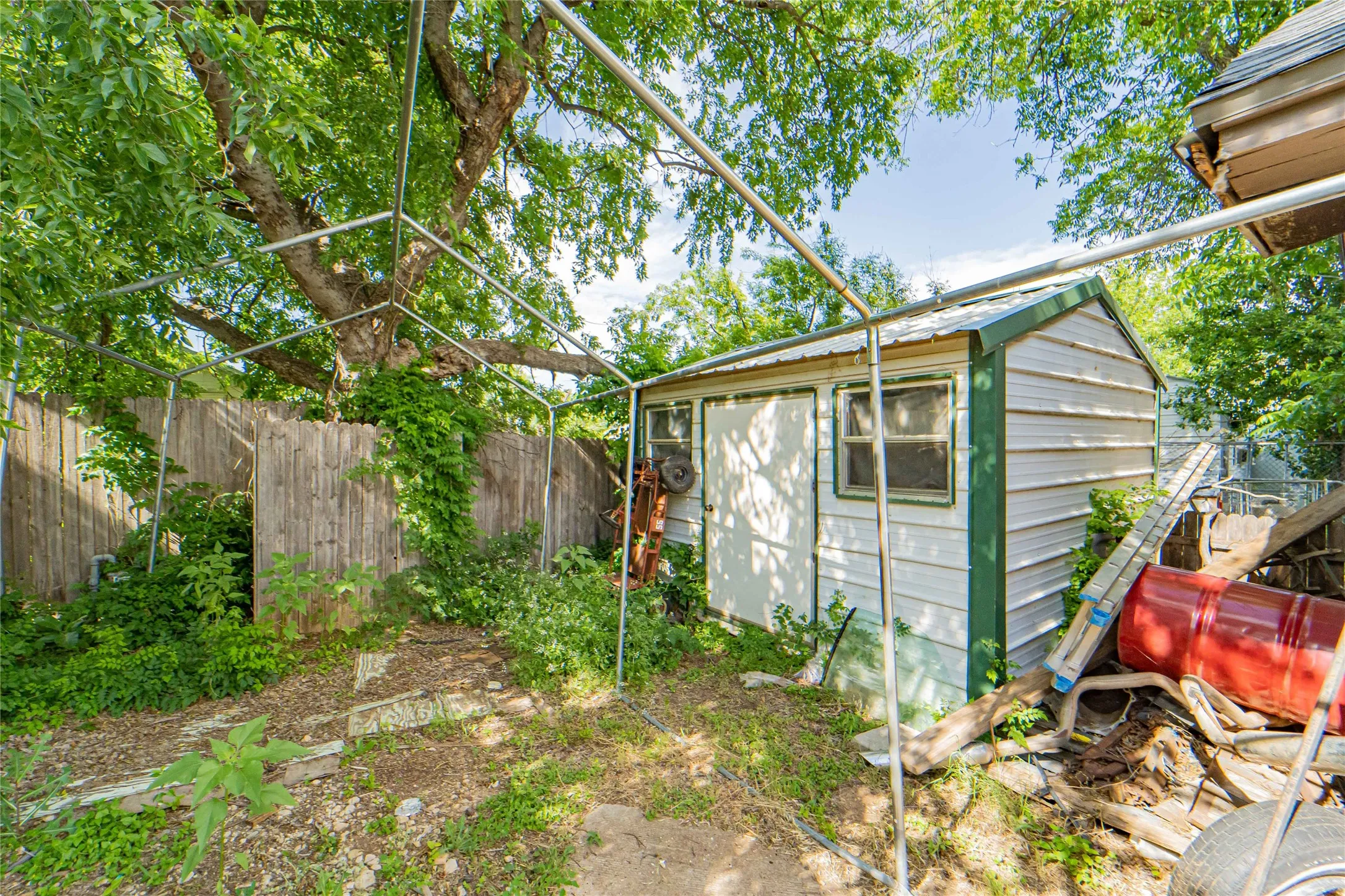 Single Family Residence For Sale in Stephens County , 1404 W Walker Street, Breckenridge, Texas 76424, 3 Bedroom, 2 Bathroom, 1 Garage spaces, 1,484 Sqft, built in 1941, mls#21262020, Real Estate Agent in Breckenridge, Homes For Sale in Stephens county, Homes For Sale in Breckenridge, Realtor in Breckenridge Texas, Real Estate Brokerage Independent Realty Texas, Luminita Cordes Realtor