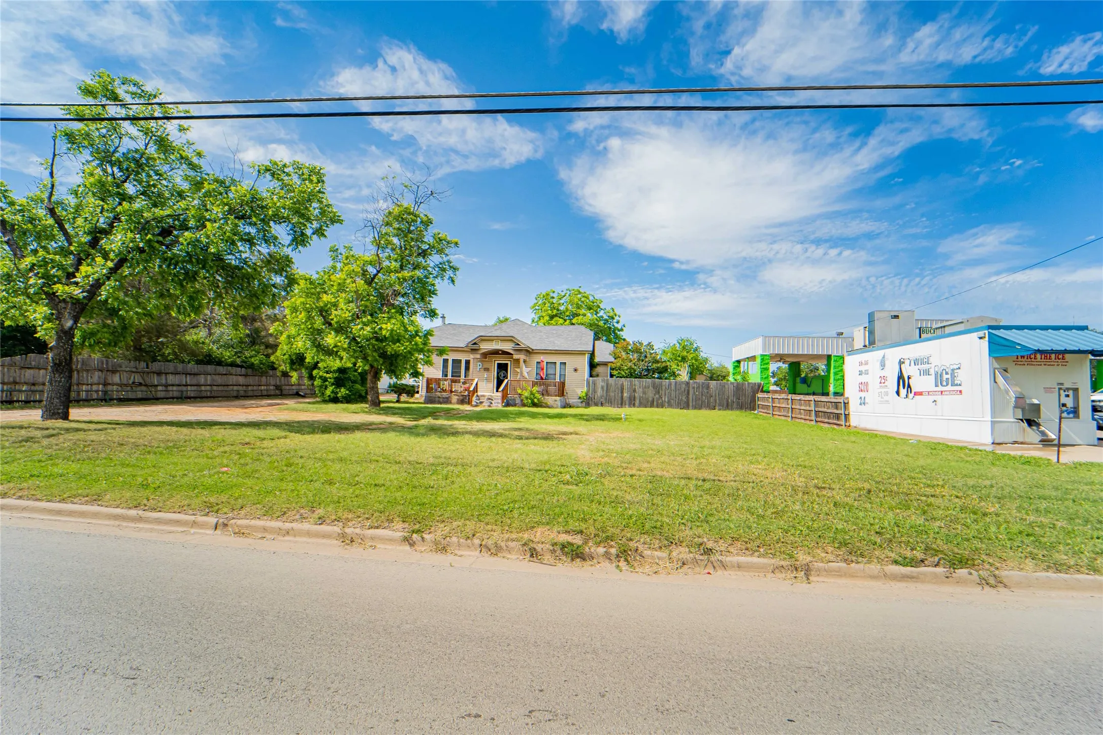 Single Family Residence For Sale in Stephens County , 1404 W Walker Street, Breckenridge, Texas 76424, 3 Bedroom, 2 Bathroom, 1 Garage spaces, 1,484 Sqft, built in 1941, mls#21262020, Real Estate Agent in Breckenridge, Homes For Sale in Stephens county, Homes For Sale in Breckenridge, Realtor in Breckenridge Texas, Real Estate Brokerage Independent Realty Texas, Luminita Cordes Realtor