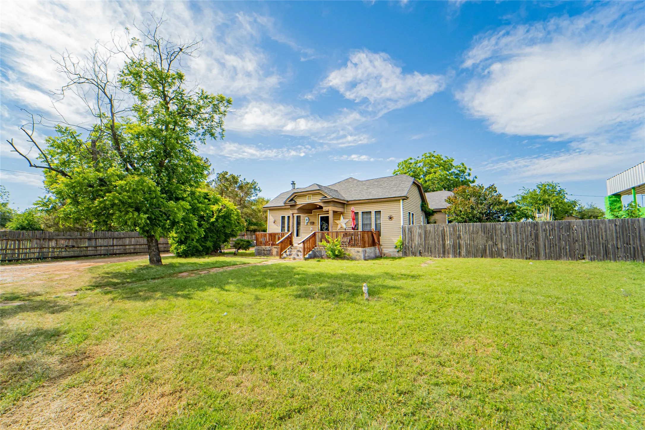 Single Family Residence For Sale in Stephens County , 1404 W Walker Street, Breckenridge, Texas 76424, 3 Bedroom, 2 Bathroom, 1 Garage spaces, 1,484 Sqft, built in 1941, mls#21262020, Real Estate Agent in Breckenridge, Homes For Sale in Stephens county, Homes For Sale in Breckenridge, Realtor in Breckenridge Texas, Real Estate Brokerage Independent Realty Texas, Luminita Cordes Realtor
