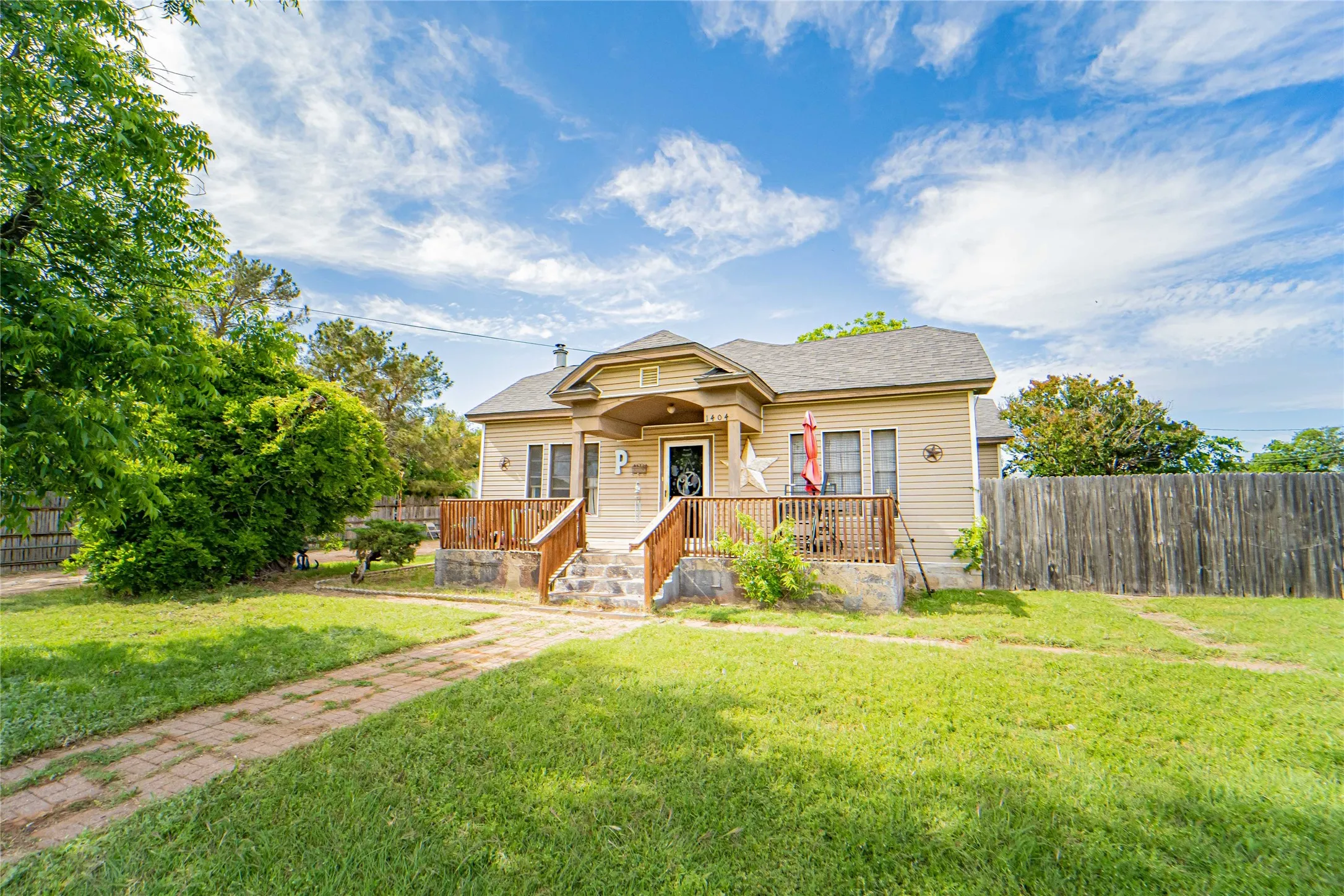 Single Family Residence For Sale in Stephens County , 1404 W Walker Street, Breckenridge, Texas 76424, 3 Bedroom, 2 Bathroom, 1 Garage spaces, 1,484 Sqft, built in 1941, mls#21262020, Real Estate Agent in Breckenridge, Homes For Sale in Stephens county, Homes For Sale in Breckenridge, Realtor in Breckenridge Texas, Real Estate Brokerage Independent Realty Texas, Luminita Cordes Realtor