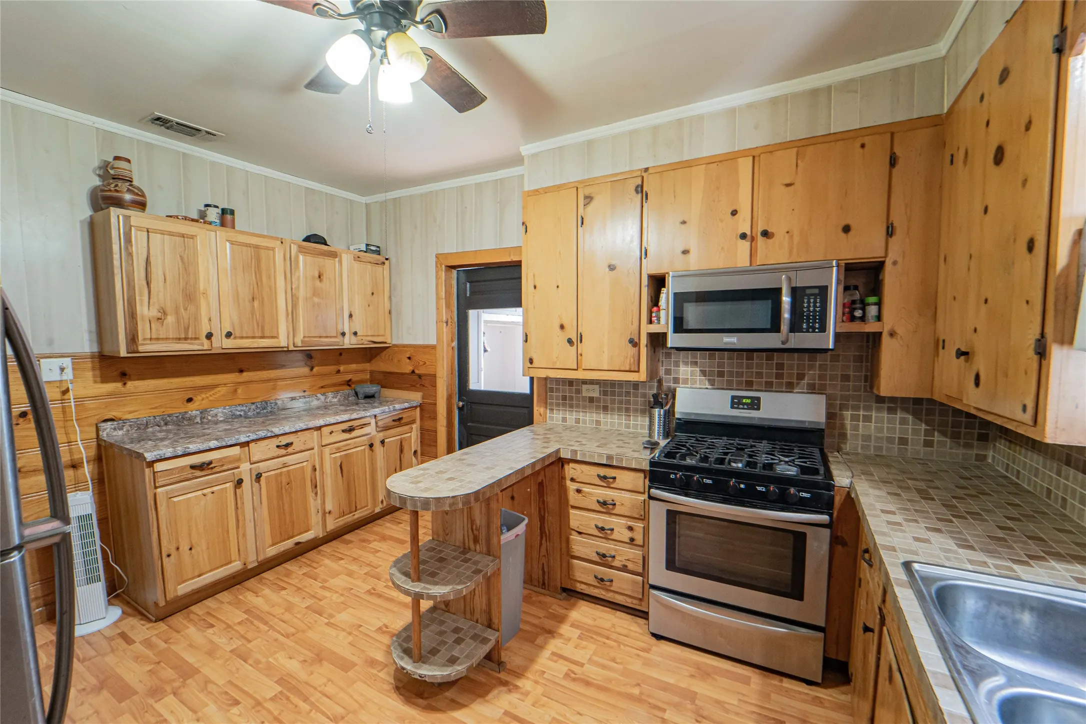 Single Family Residence For Sale in Stephens County , 1404 W Walker Street, Breckenridge, Texas 76424, 3 Bedroom, 2 Bathroom, 1 Garage spaces, 1,484 Sqft, built in 1941, mls#21262020, Real Estate Agent in Breckenridge, Homes For Sale in Stephens county, Homes For Sale in Breckenridge, Realtor in Breckenridge Texas, Real Estate Brokerage Independent Realty Texas, Luminita Cordes Realtor