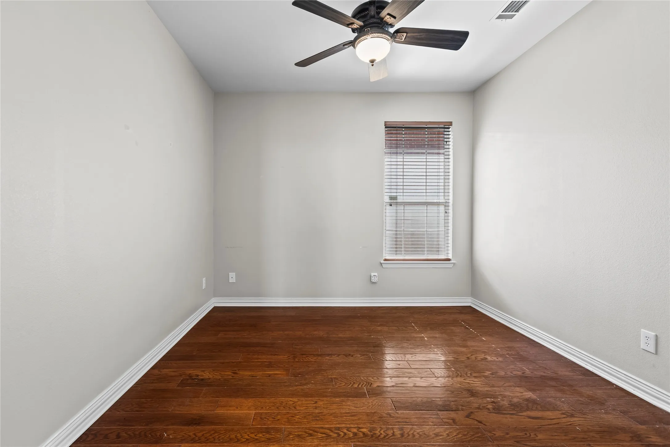 Single Family Residence For Sale in Dallas County , 1001 Lochness Lane, Garland, Texas 75044, 4 Bedroom, 3 Bathroom, 2 Garage spaces, 2,444 Sqft, built in 1996, mls#21265972, Real Estate Agent in Garland, Homes For Sale in Dallas county, Homes For Sale in Garland, Realtor in Garland Texas, Real Estate Brokerage Independent Realty Texas, Luminita Cordes Realtor