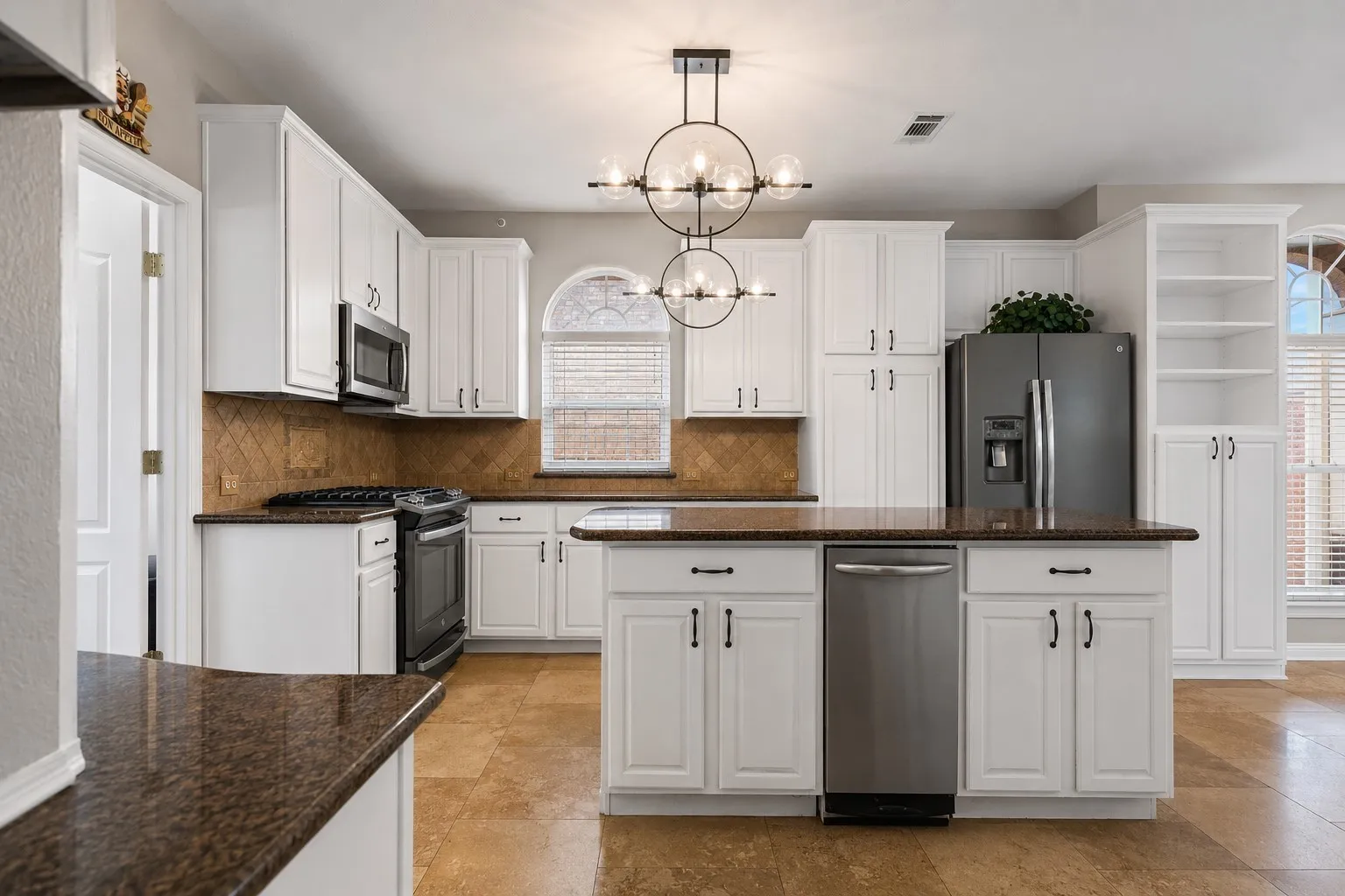 Single Family Residence For Sale in Dallas County , 1001 Lochness Lane, Garland, Texas 75044, 4 Bedroom, 3 Bathroom, 2 Garage spaces, 2,444 Sqft, built in 1996, mls#21265972, Real Estate Agent in Garland, Homes For Sale in Dallas county, Homes For Sale in Garland, Realtor in Garland Texas, Real Estate Brokerage Independent Realty Texas, Luminita Cordes Realtor