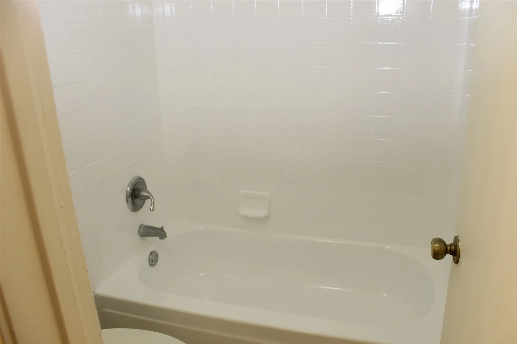 Condominium For Sale in Tarrant County , 2300 Bamboo Drive N114, Arlington, Texas 76006, 1 Bedroom, 1 Bathroom, Garage spaces, 662 Sqft, built in 1983, Price $109,900, mls#21266281, Real Estate Agent in Arlington, Homes For Sale in Tarrant county, Homes For Sale in Arlington, Realtor in Arlington Texas, Real Estate Brokerage Independent Realty Texas, Luminita Cordes Realtor