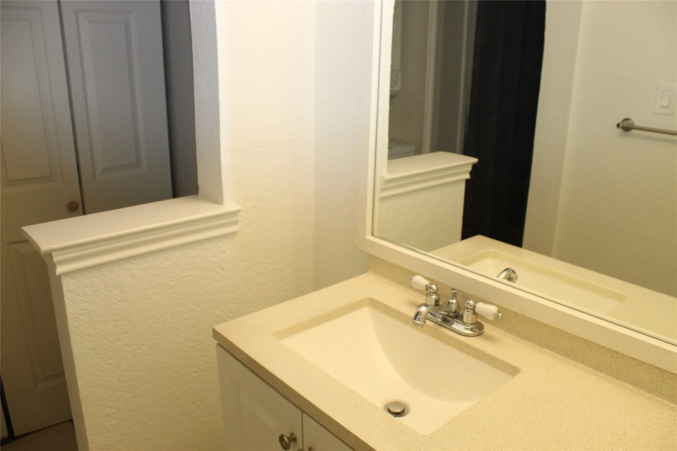 Condominium For Sale in Tarrant County , 2300 Bamboo Drive N114, Arlington, Texas 76006, 1 Bedroom, 1 Bathroom, Garage spaces, 662 Sqft, built in 1983, Price $109,900, mls#21266281, Real Estate Agent in Arlington, Homes For Sale in Tarrant county, Homes For Sale in Arlington, Realtor in Arlington Texas, Real Estate Brokerage Independent Realty Texas, Luminita Cordes Realtor