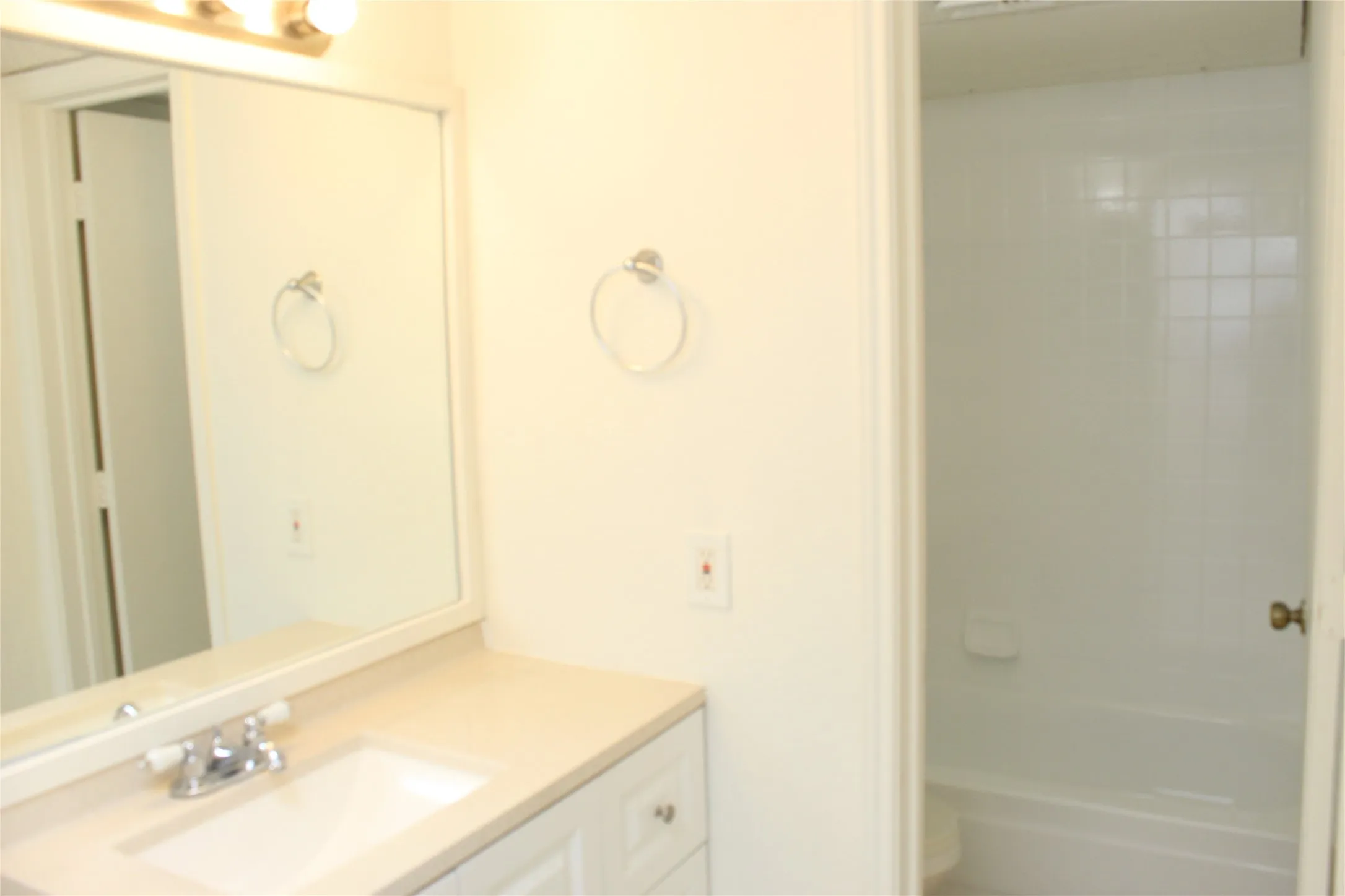 Condominium For Sale in Tarrant County , 2300 Bamboo Drive N114, Arlington, Texas 76006, 1 Bedroom, 1 Bathroom, Garage spaces, 662 Sqft, built in 1983, Price $109,900, mls#21266281, Real Estate Agent in Arlington, Homes For Sale in Tarrant county, Homes For Sale in Arlington, Realtor in Arlington Texas, Real Estate Brokerage Independent Realty Texas, Luminita Cordes Realtor