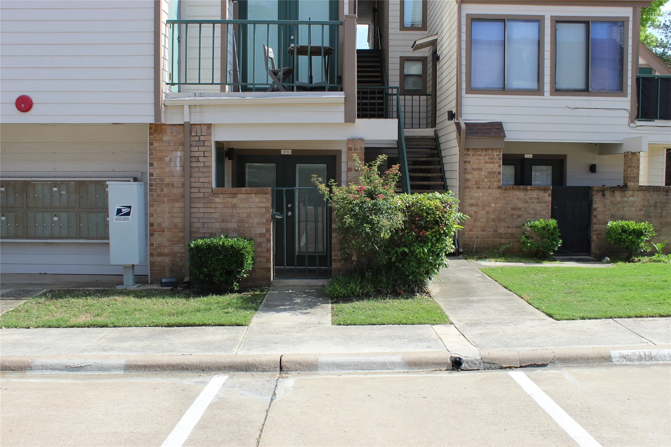 Condominium For Sale in Tarrant County , 2300 Bamboo Drive N114, Arlington, Texas 76006, 1 Bedroom, 1 Bathroom, Garage spaces, 662 Sqft, built in 1983, Price $109,900, mls#21266281, Real Estate Agent in Arlington, Homes For Sale in Tarrant county, Homes For Sale in Arlington, Realtor in Arlington Texas, Real Estate Brokerage Independent Realty Texas, Luminita Cordes Realtor