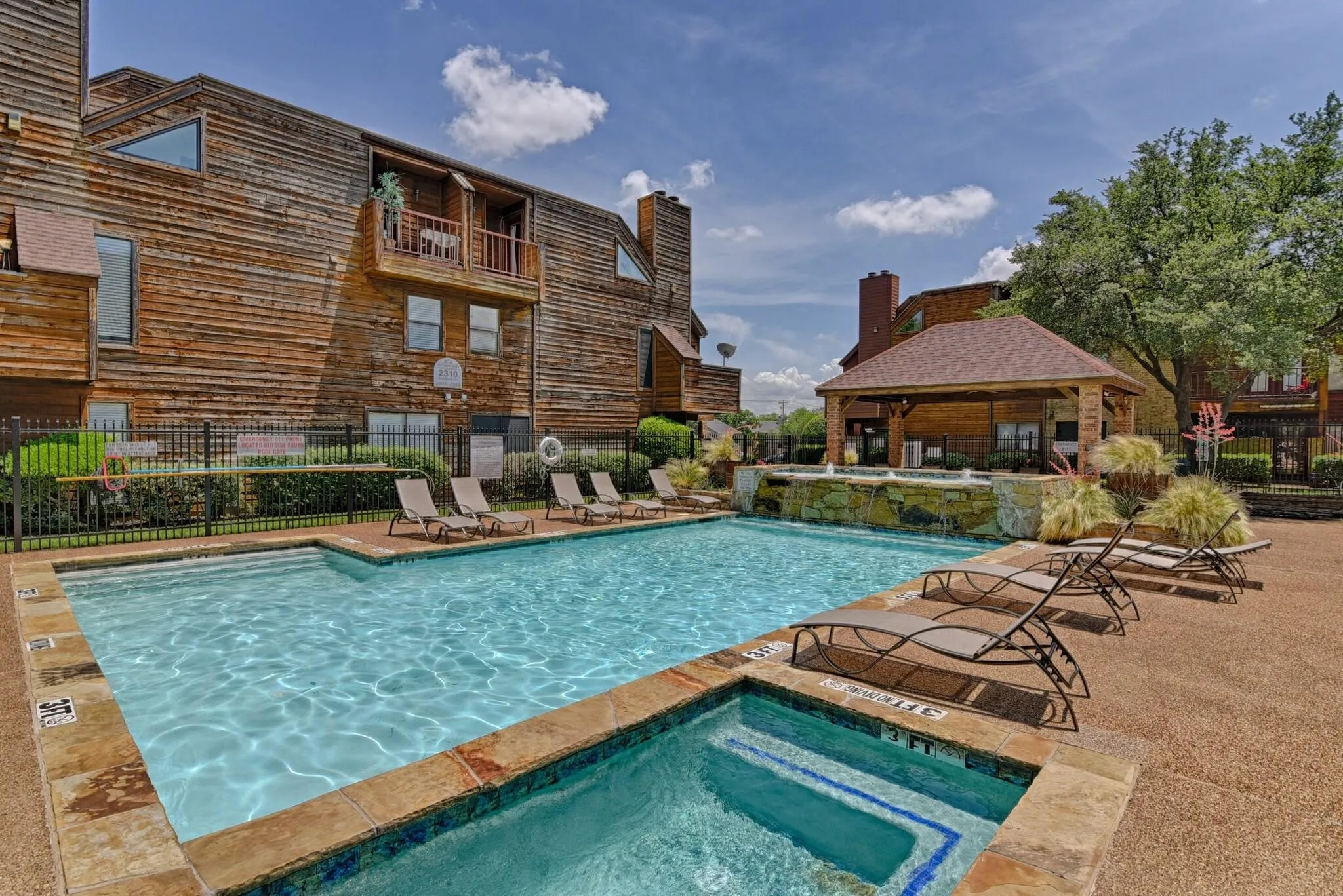 Condominium For Sale in Tarrant County , 2300 Bamboo Drive N114, Arlington, Texas 76006, 1 Bedroom, 1 Bathroom, Garage spaces, 662 Sqft, built in 1983, Price $109,900, mls#21266281, Real Estate Agent in Arlington, Homes For Sale in Tarrant county, Homes For Sale in Arlington, Realtor in Arlington Texas, Real Estate Brokerage Independent Realty Texas, Luminita Cordes Realtor