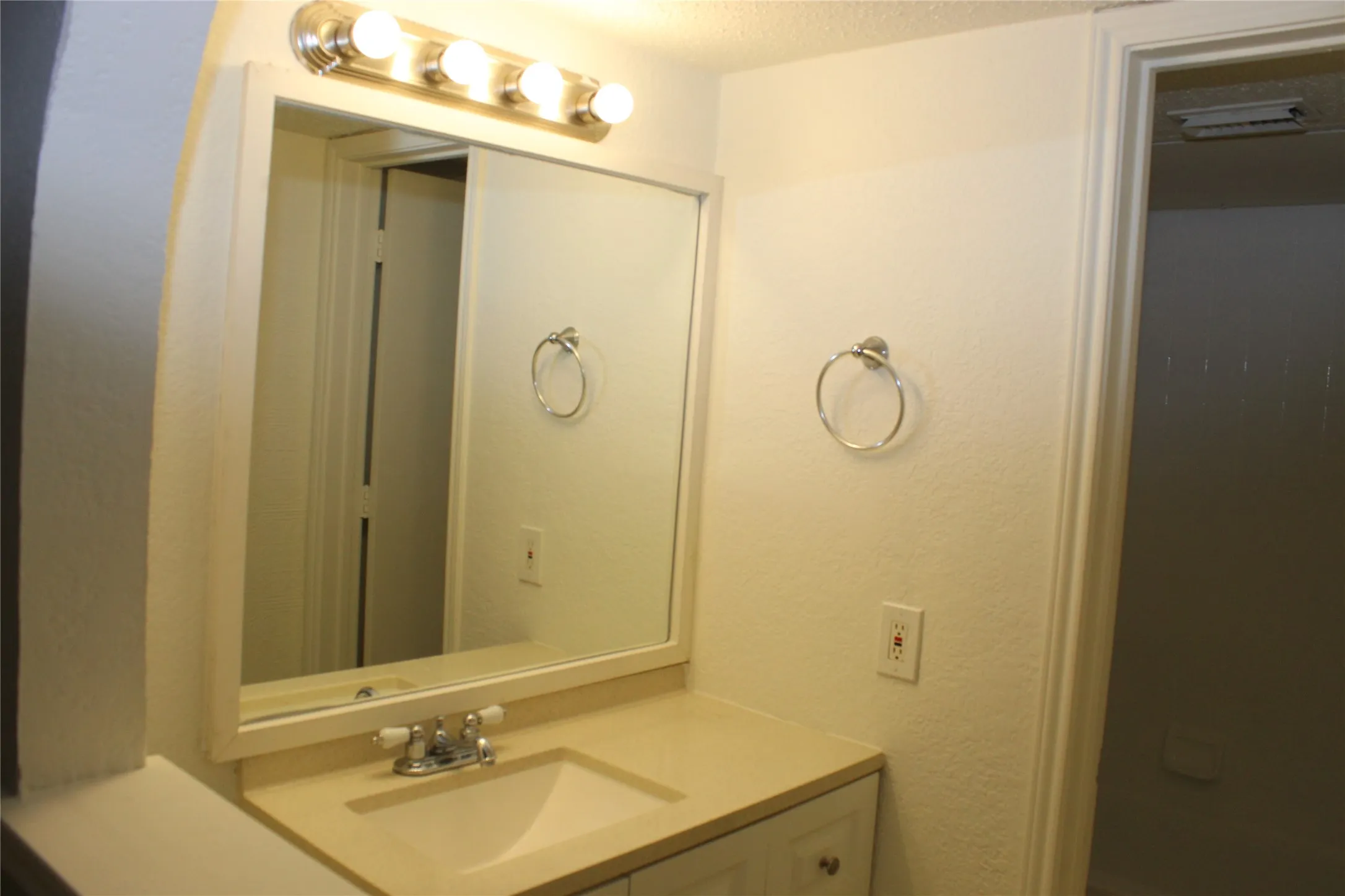 Condominium For Sale in Tarrant County , 2300 Bamboo Drive N114, Arlington, Texas 76006, 1 Bedroom, 1 Bathroom, Garage spaces, 662 Sqft, built in 1983, Price $109,900, mls#21266281, Real Estate Agent in Arlington, Homes For Sale in Tarrant county, Homes For Sale in Arlington, Realtor in Arlington Texas, Real Estate Brokerage Independent Realty Texas, Luminita Cordes Realtor