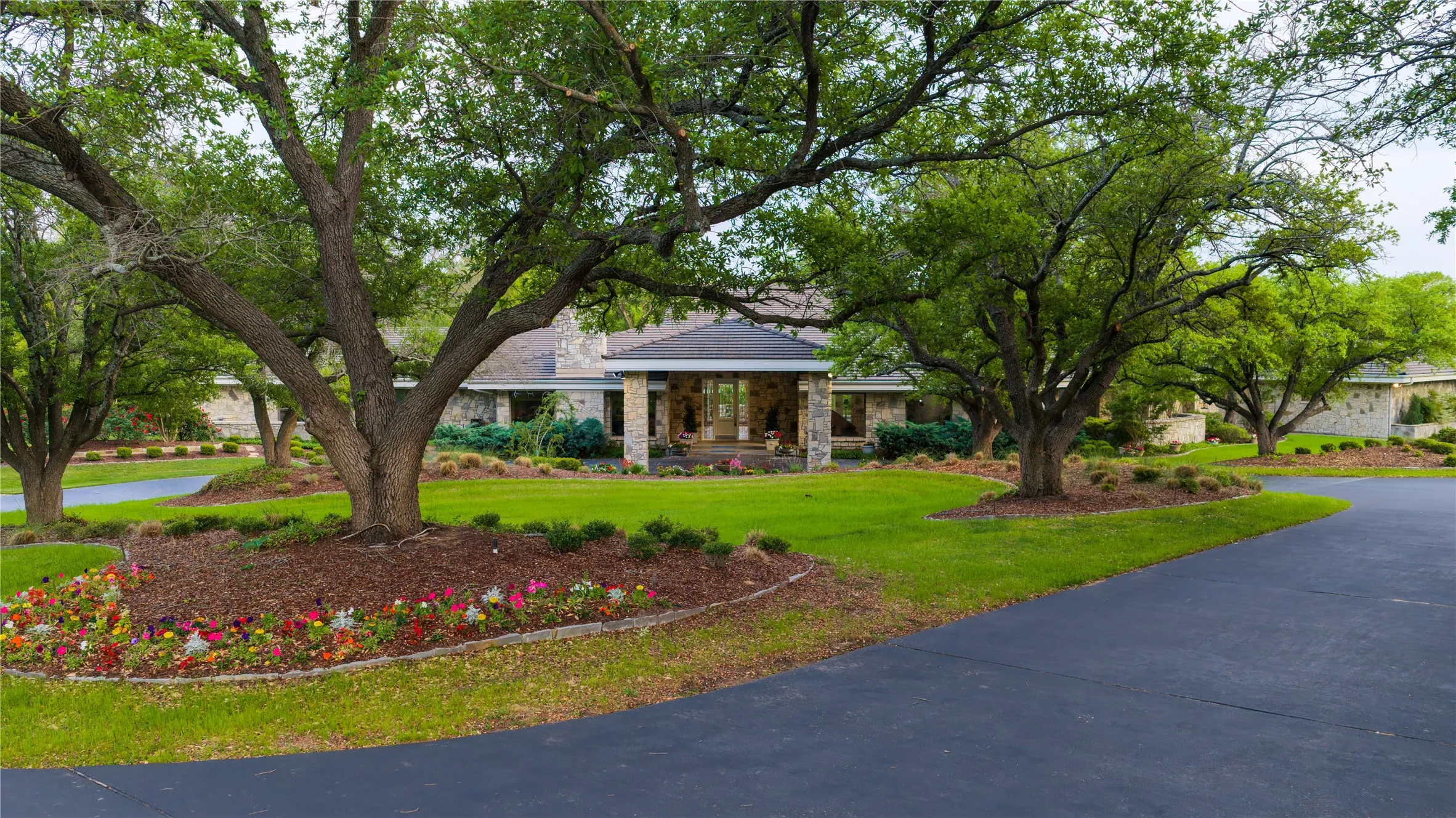 Single Family Residence For Sale in Denton County , 700 El Paseo Street, Denton, Texas 76205, 9 Bedroom, 14 Bathroom, 3 Garage spaces, 13,057 Sqft, built in 1986, mls#21204700, Real Estate Agent in Denton, Homes For Sale in Denton county, Homes For Sale in Denton, Realtor in Denton Texas, Real Estate Brokerage Independent Realty Texas, Luminita Cordes Realtor