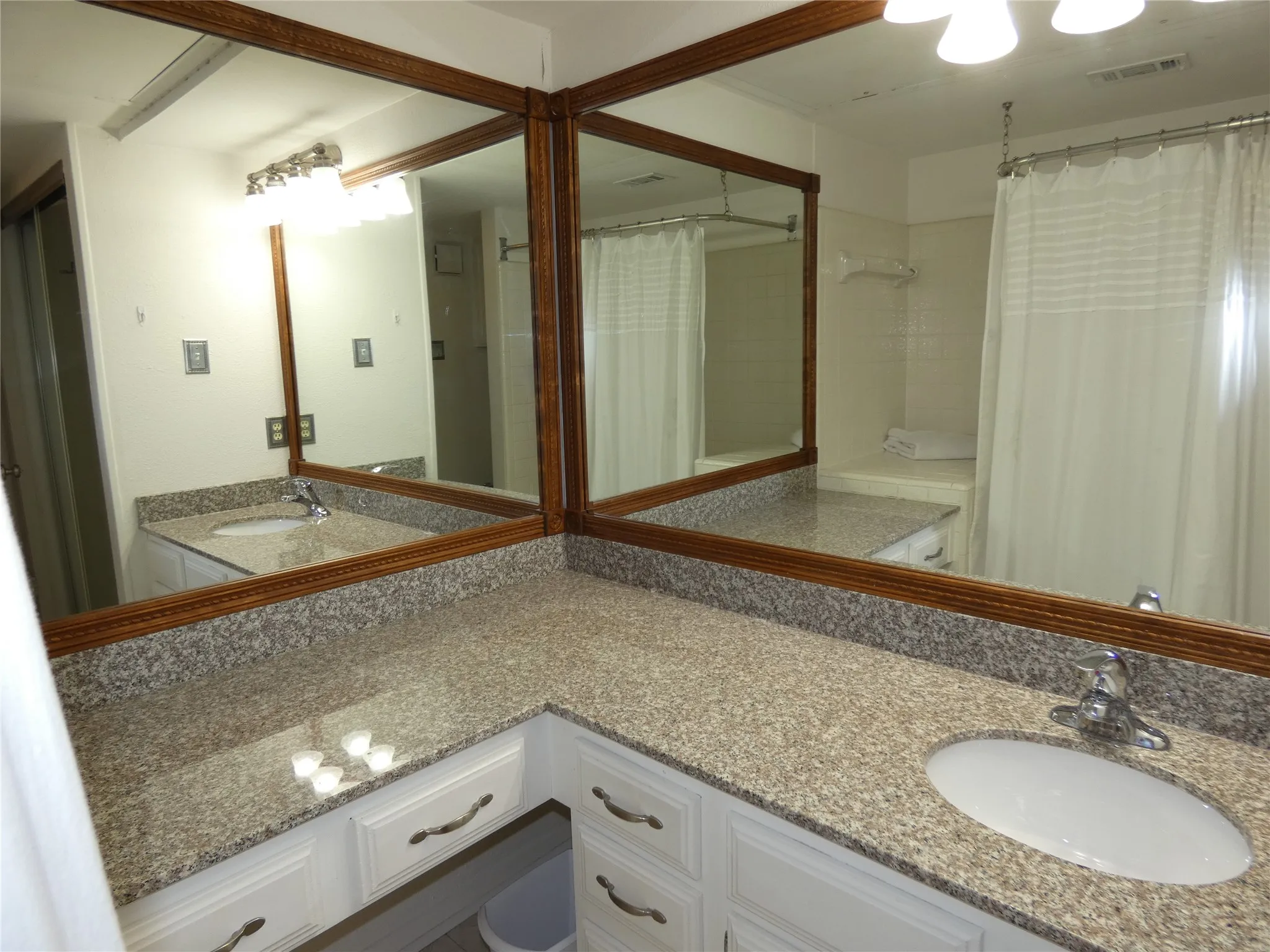 Condominium For Rent in Dallas County , 7640 W Greenway Boulevard 2D, Dallas, Texas 75209, 2 Bedroom, 3 Bathroom, Garage spaces, 1,180 Sqft, built in 1982, mls#21265625, Real Estate Agent in Dallas, Homes For Rent in Dallas county, Homes For Rent in Dallas, Realtor in Dallas Texas, Real Estate Brokerage Independent Realty Texas, Luminita Cordes Realtor
