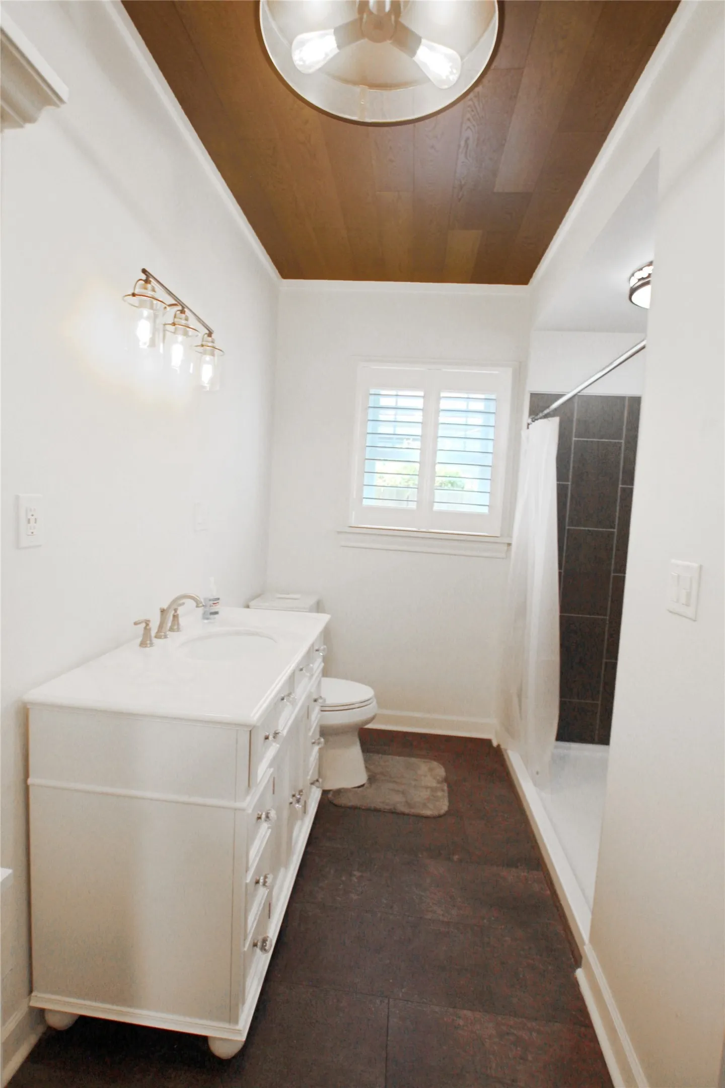 Single Family Residence For Sale in Smith County , 1301 Chilton Avenue, Tyler, Texas 75701, 5 Bedroom, 3 Bathroom, 2 Garage spaces, 3,900 Sqft, built in 1930, mls#21266344, Real Estate Agent in Tyler, Homes For Sale in Smith county, Homes For Sale in Tyler, Realtor in Tyler Texas, Real Estate Brokerage Independent Realty Texas, Luminita Cordes Realtor