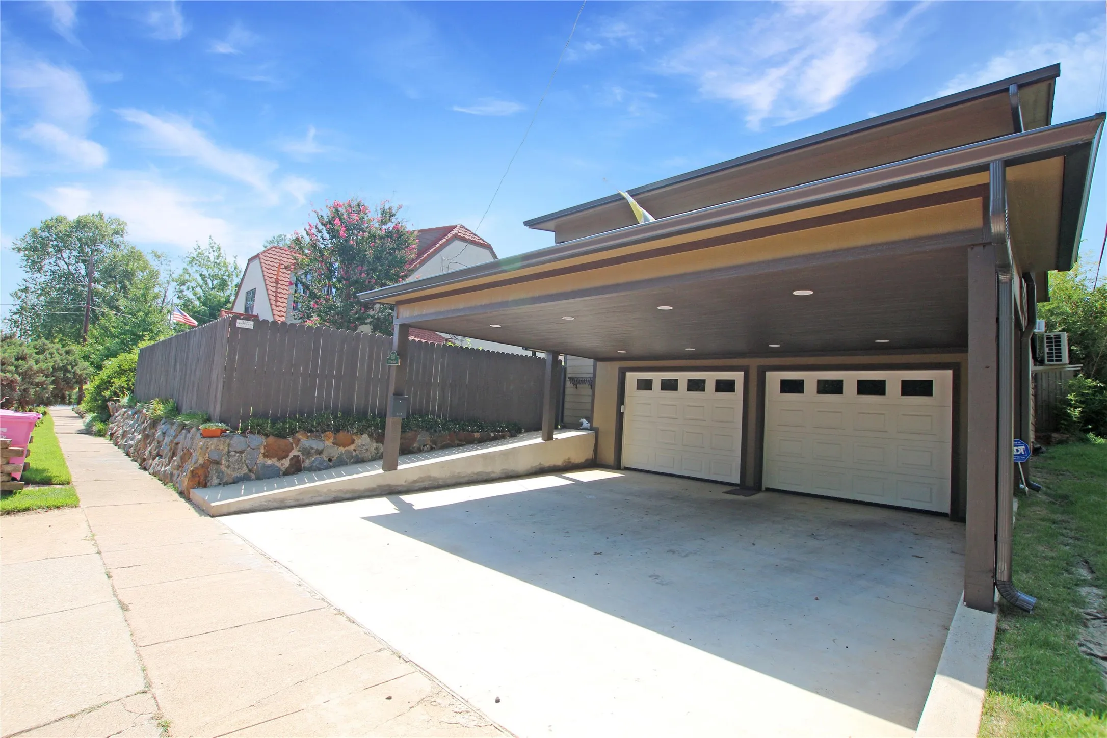 Single Family Residence For Sale in Smith County , 1301 Chilton Avenue, Tyler, Texas 75701, 5 Bedroom, 3 Bathroom, 2 Garage spaces, 3,900 Sqft, built in 1930, mls#21266344, Real Estate Agent in Tyler, Homes For Sale in Smith county, Homes For Sale in Tyler, Realtor in Tyler Texas, Real Estate Brokerage Independent Realty Texas, Luminita Cordes Realtor