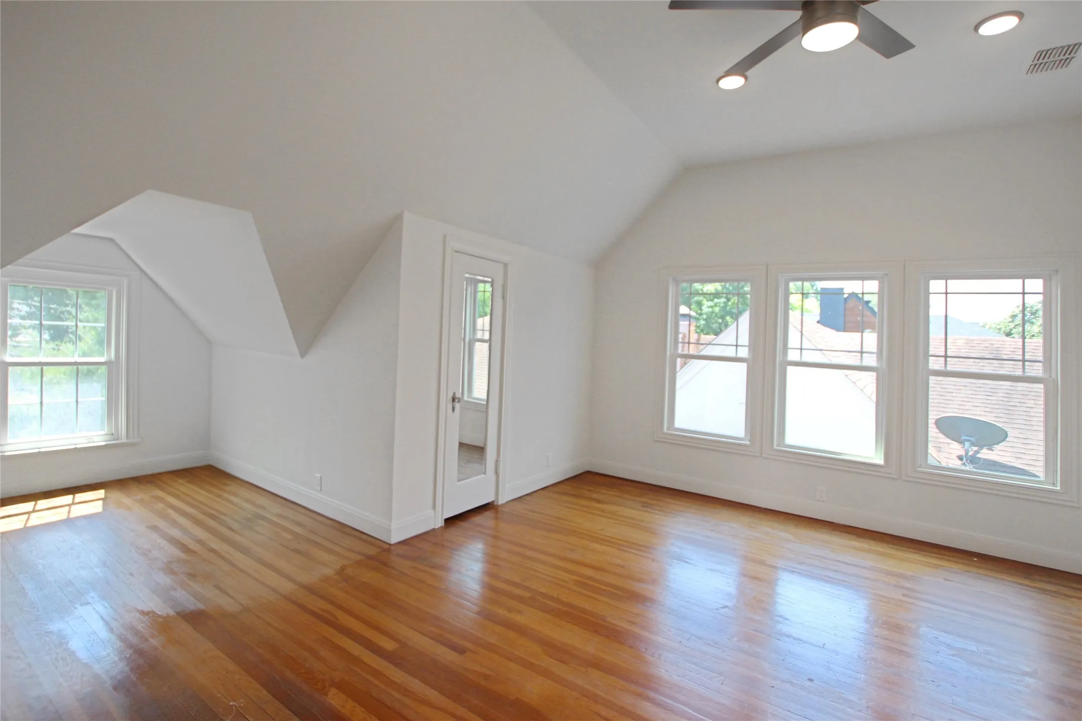 Single Family Residence For Sale in Smith County , 1301 Chilton Avenue, Tyler, Texas 75701, 5 Bedroom, 3 Bathroom, 2 Garage spaces, 3,900 Sqft, built in 1930, mls#21266344, Real Estate Agent in Tyler, Homes For Sale in Smith county, Homes For Sale in Tyler, Realtor in Tyler Texas, Real Estate Brokerage Independent Realty Texas, Luminita Cordes Realtor