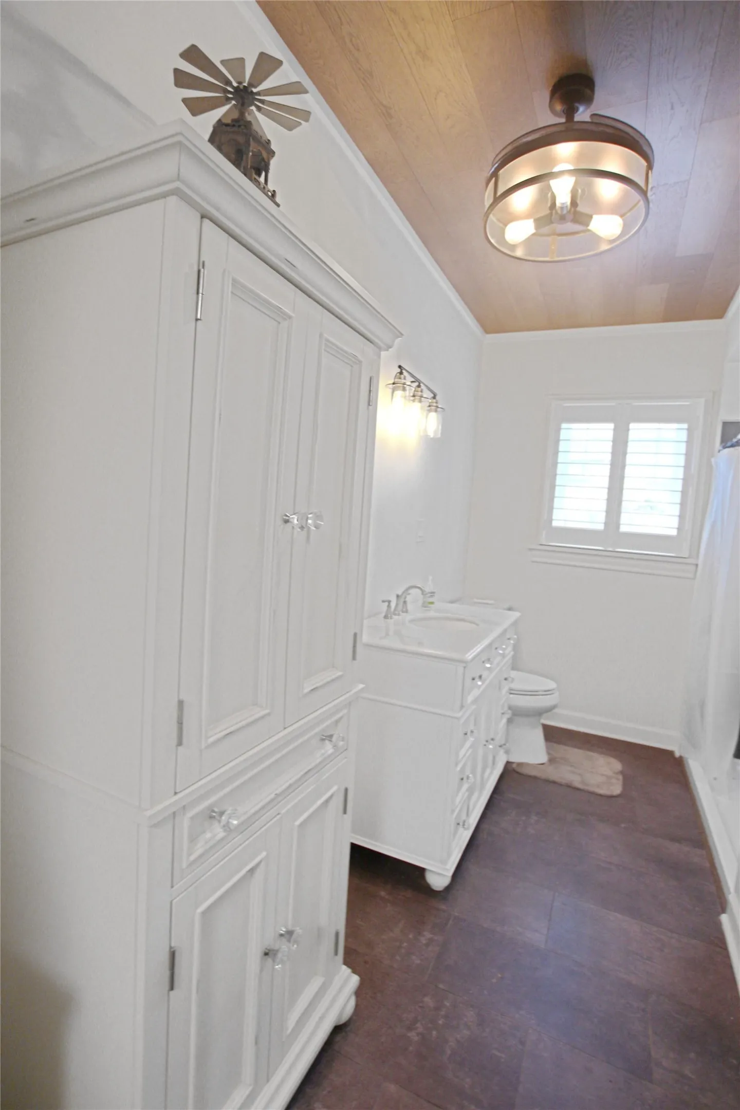 Single Family Residence For Sale in Smith County , 1301 Chilton Avenue, Tyler, Texas 75701, 5 Bedroom, 3 Bathroom, 2 Garage spaces, 3,900 Sqft, built in 1930, mls#21266344, Real Estate Agent in Tyler, Homes For Sale in Smith county, Homes For Sale in Tyler, Realtor in Tyler Texas, Real Estate Brokerage Independent Realty Texas, Luminita Cordes Realtor